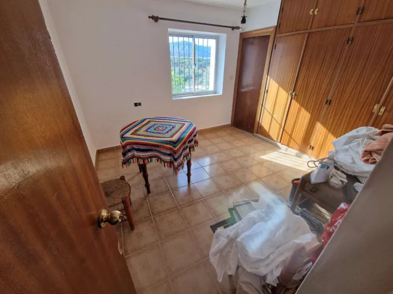 For sale very spacious house in the center of a neighborhood of Alora on 5000m2 of plot. It consists of on the ground floor of a living room, a separate kitchen, three bedrooms and 1 bathroom; on the first floor there are two bedrooms and 1 bathroom. On t