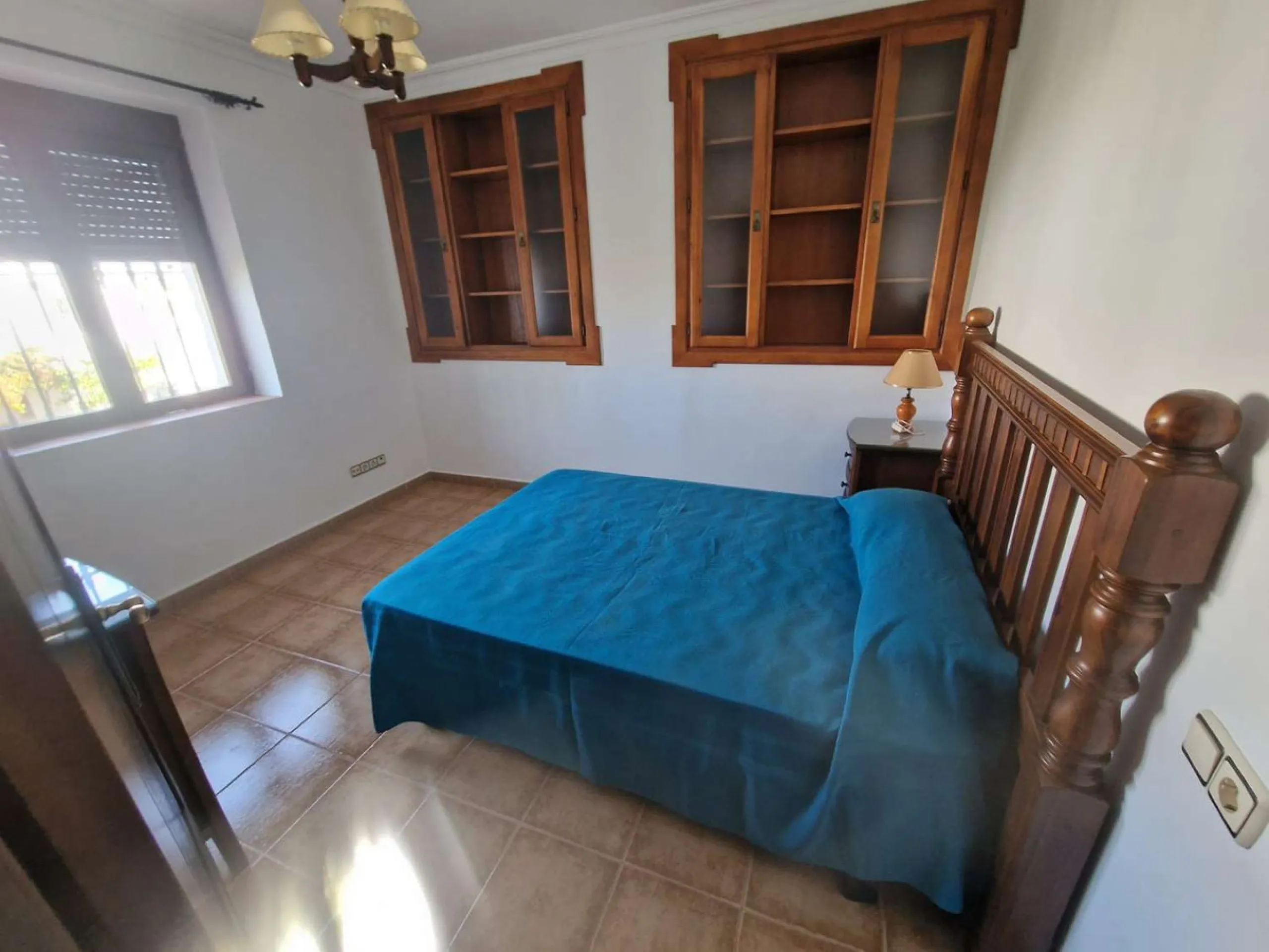 For sale very spacious house in the center of a neighborhood of Alora on 5000m2 of plot. It consists of on the ground floor of a living room, a separate kitchen, three bedrooms and 1 bathroom; on the first floor there are two bedrooms and 1 bathroom. On t
