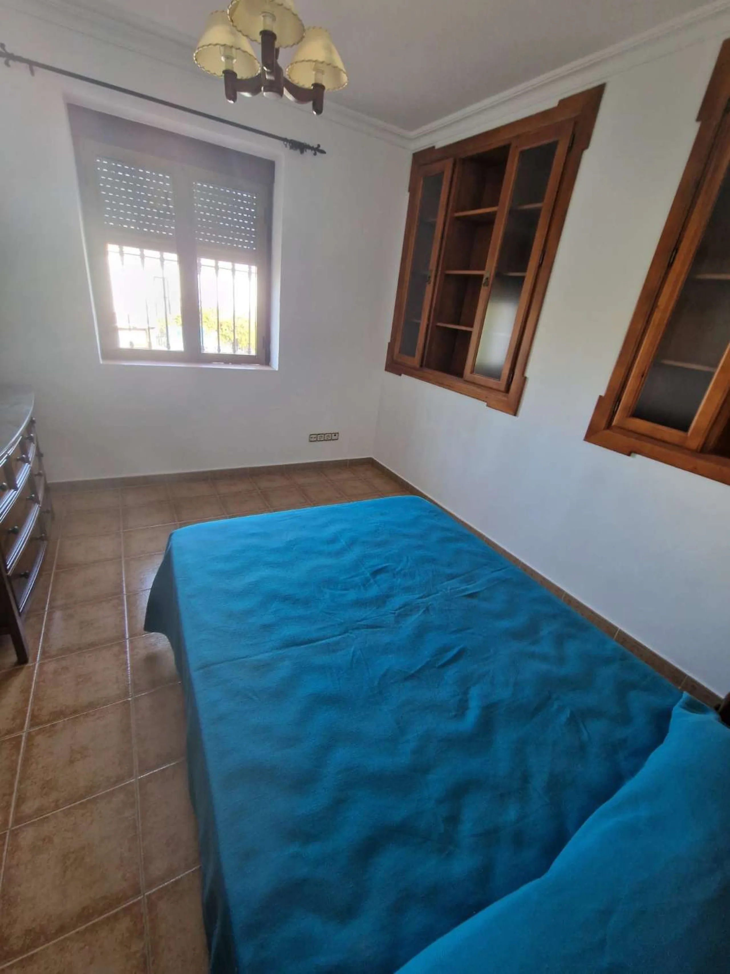 For sale very spacious house in the center of a neighborhood of Alora on 5000m2 of plot. It consists of on the ground floor of a living room, a separate kitchen, three bedrooms and 1 bathroom; on the first floor there are two bedrooms and 1 bathroom. On t
