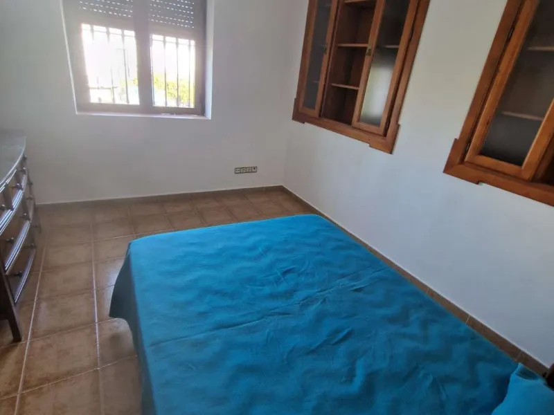 For sale very spacious house in the center of a neighborhood of Alora on 5000m2 of plot. It consists of on the ground floor of a living room, a separate kitchen, three bedrooms and 1 bathroom; on the first floor there are two bedrooms and 1 bathroom. On t