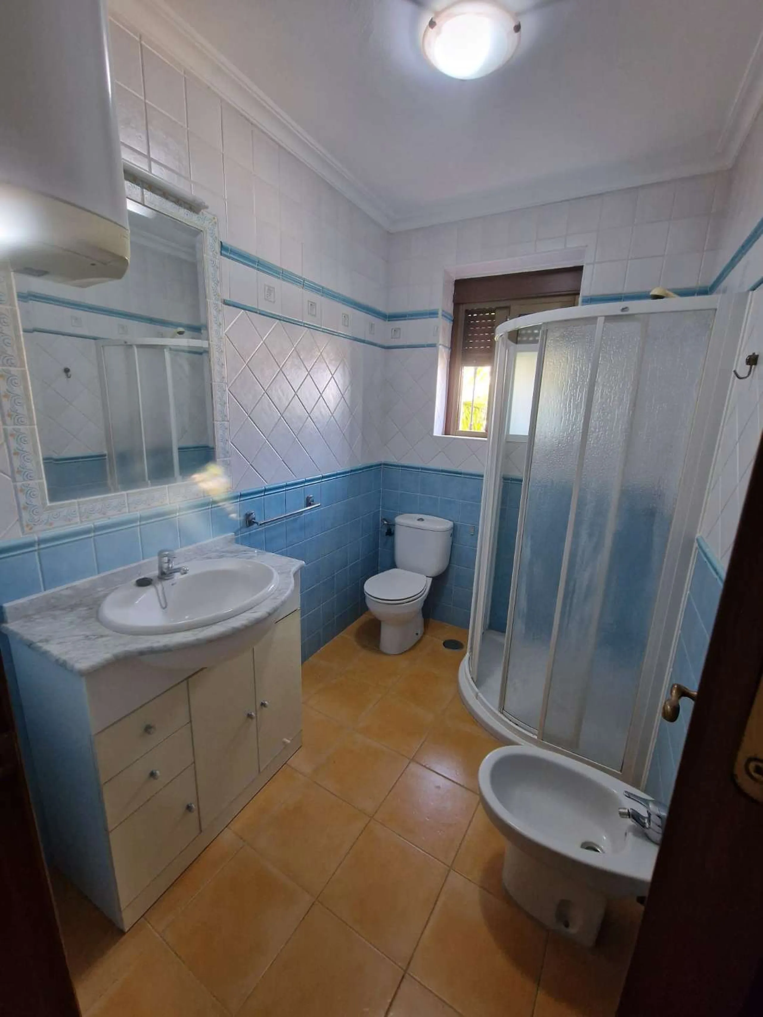 For sale very spacious house in the center of a neighborhood of Alora on 5000m2 of plot. It consists of on the ground floor of a living room, a separate kitchen, three bedrooms and 1 bathroom; on the first floor there are two bedrooms and 1 bathroom. On t