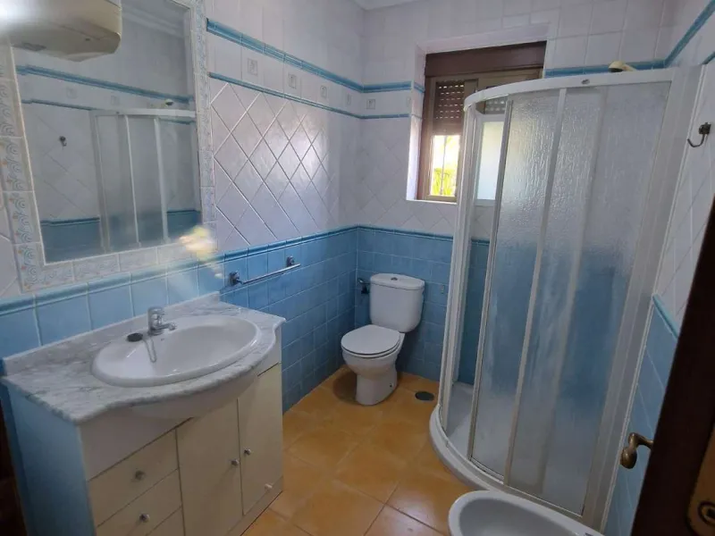 For sale very spacious house in the center of a neighborhood of Alora on 5000m2 of plot. It consists of on the ground floor of a living room, a separate kitchen, three bedrooms and 1 bathroom; on the first floor there are two bedrooms and 1 bathroom. On t
