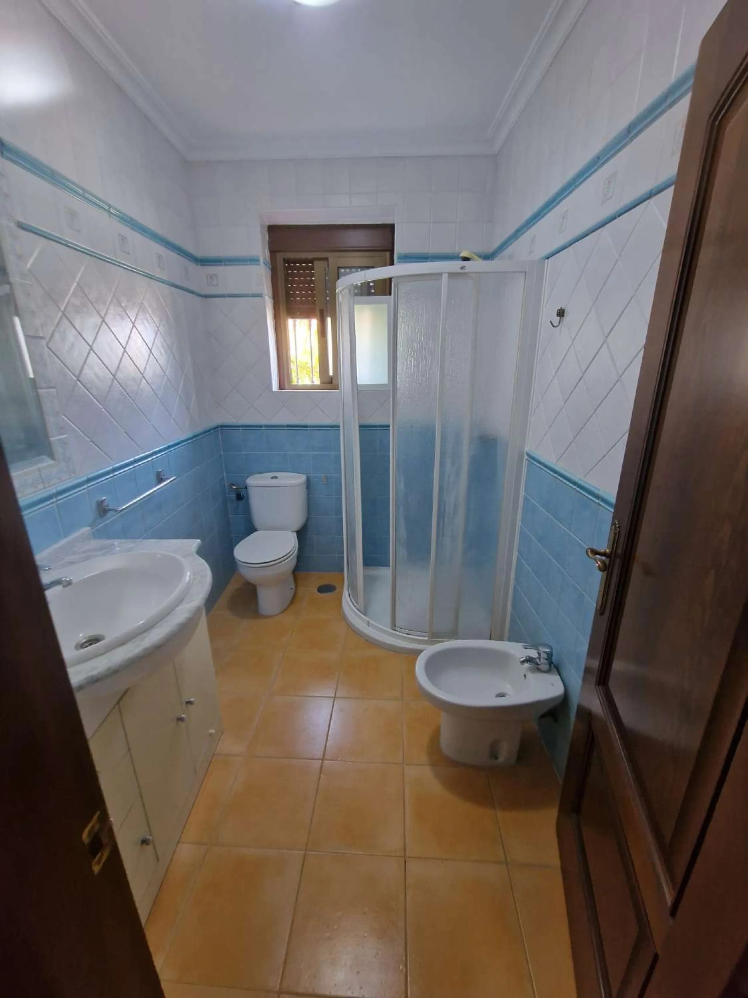 For sale very spacious house in the center of a neighborhood of Alora on 5000m2 of plot. It consists of on the ground floor of a living room, a separate kitchen, three bedrooms and 1 bathroom; on the first floor there are two bedrooms and 1 bathroom. On t