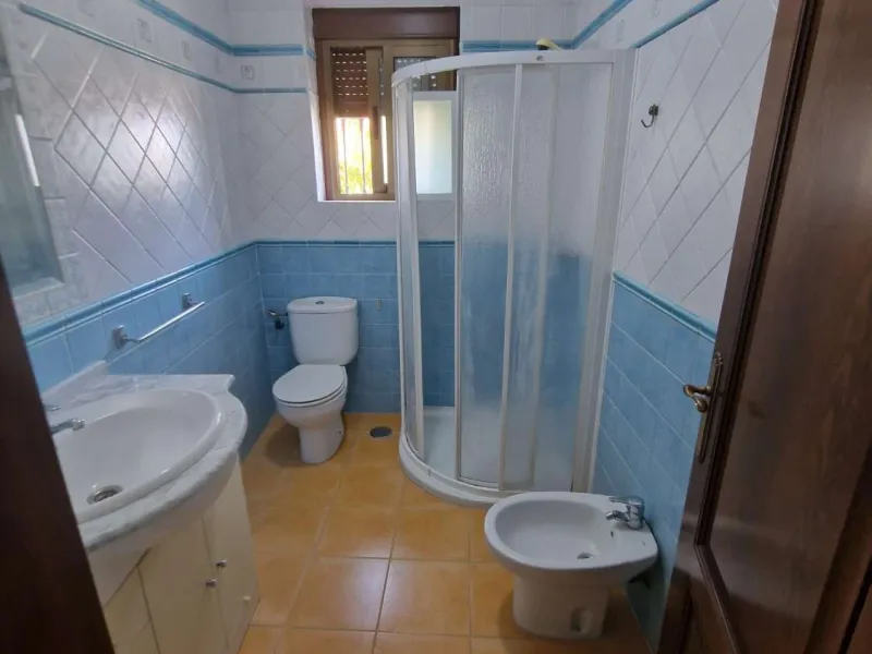 For sale very spacious house in the center of a neighborhood of Alora on 5000m2 of plot. It consists of on the ground floor of a living room, a separate kitchen, three bedrooms and 1 bathroom; on the first floor there are two bedrooms and 1 bathroom. On t