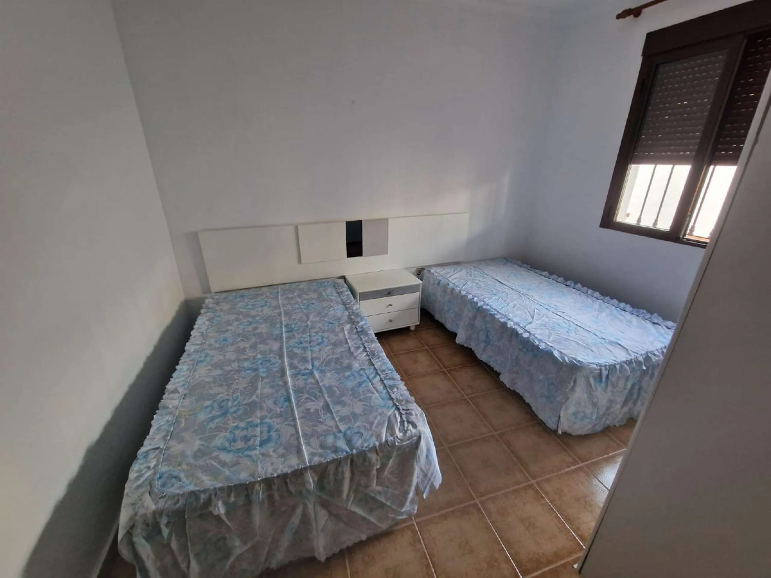 For sale very spacious house in the center of a neighborhood of Alora on 5000m2 of plot. It consists of on the ground floor of a living room, a separate kitchen, three bedrooms and 1 bathroom; on the first floor there are two bedrooms and 1 bathroom. On t