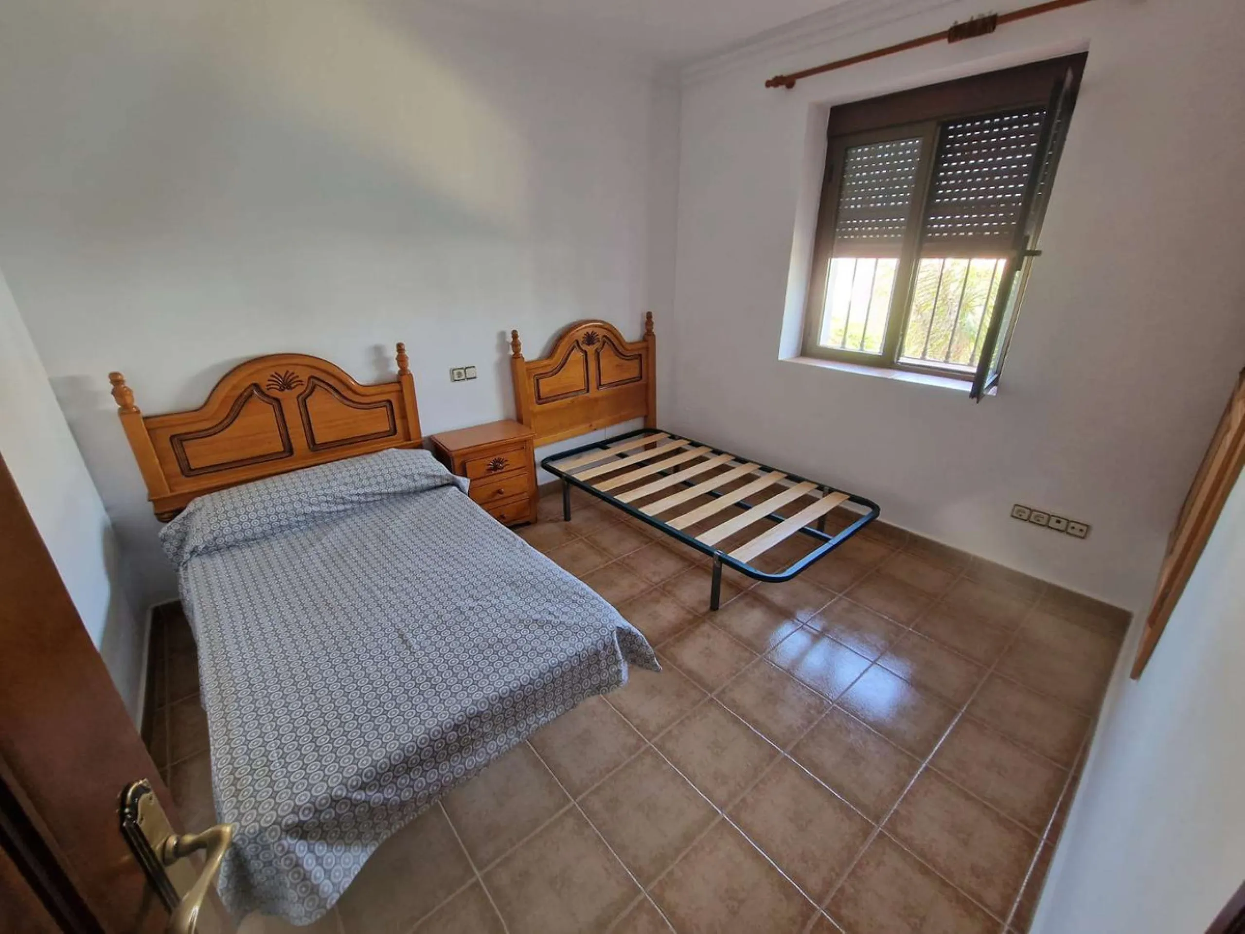 For sale very spacious house in the center of a neighborhood of Alora on 5000m2 of plot. It consists of on the ground floor of a living room, a separate kitchen, three bedrooms and 1 bathroom; on the first floor there are two bedrooms and 1 bathroom. On t