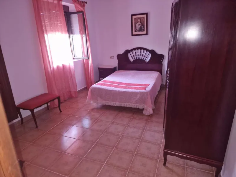 For sale very spacious house in the center of a neighborhood of Alora on 5000m2 of plot. It consists of on the ground floor of a living room, a separate kitchen, three bedrooms and 1 bathroom; on the first floor there are two bedrooms and 1 bathroom. On t