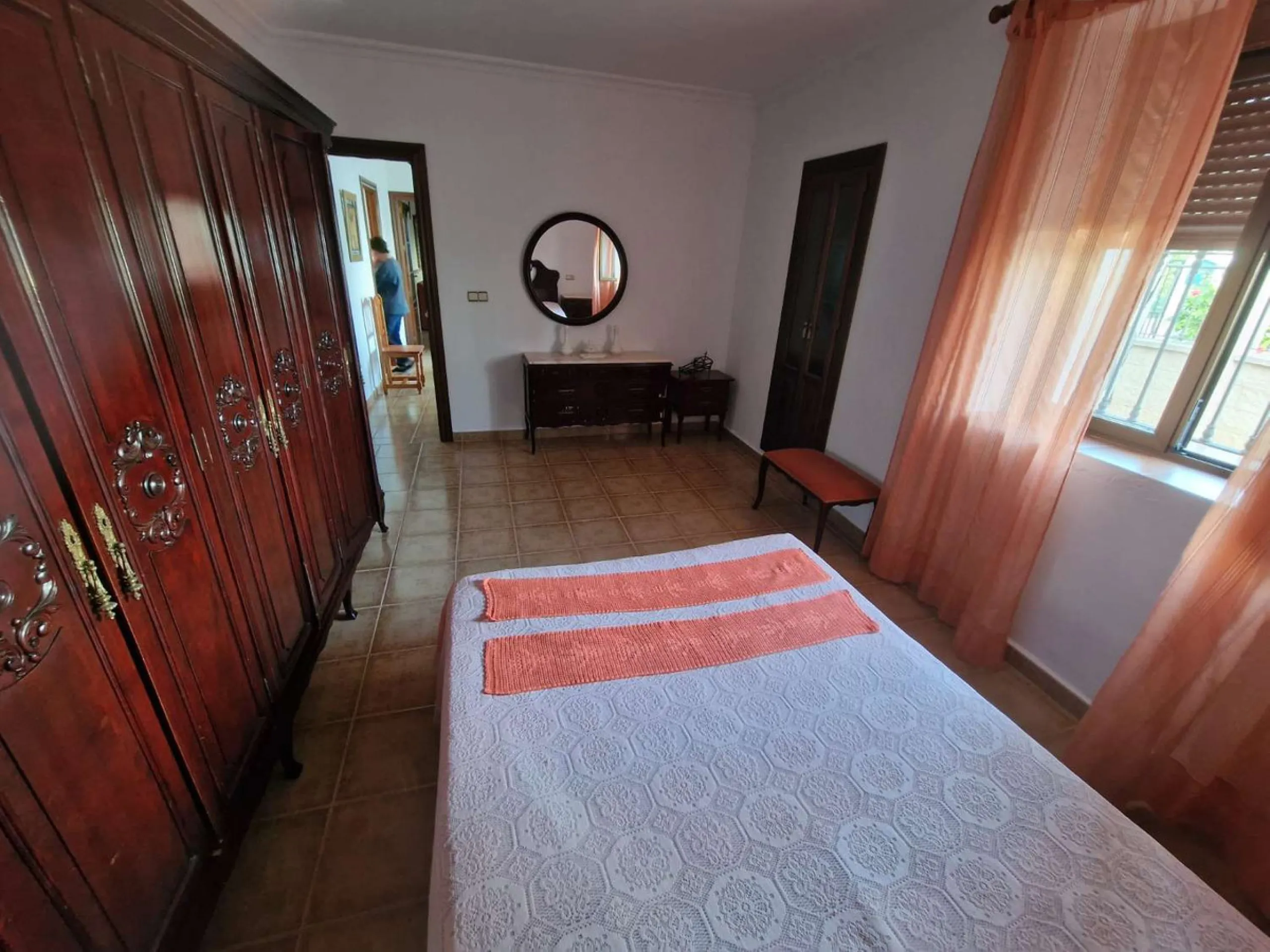 For sale very spacious house in the center of a neighborhood of Alora on 5000m2 of plot. It consists of on the ground floor of a living room, a separate kitchen, three bedrooms and 1 bathroom; on the first floor there are two bedrooms and 1 bathroom. On t