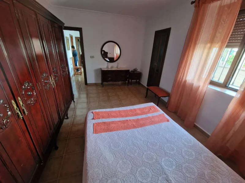 For sale very spacious house in the center of a neighborhood of Alora on 5000m2 of plot. It consists of on the ground floor of a living room, a separate kitchen, three bedrooms and 1 bathroom; on the first floor there are two bedrooms and 1 bathroom. On t