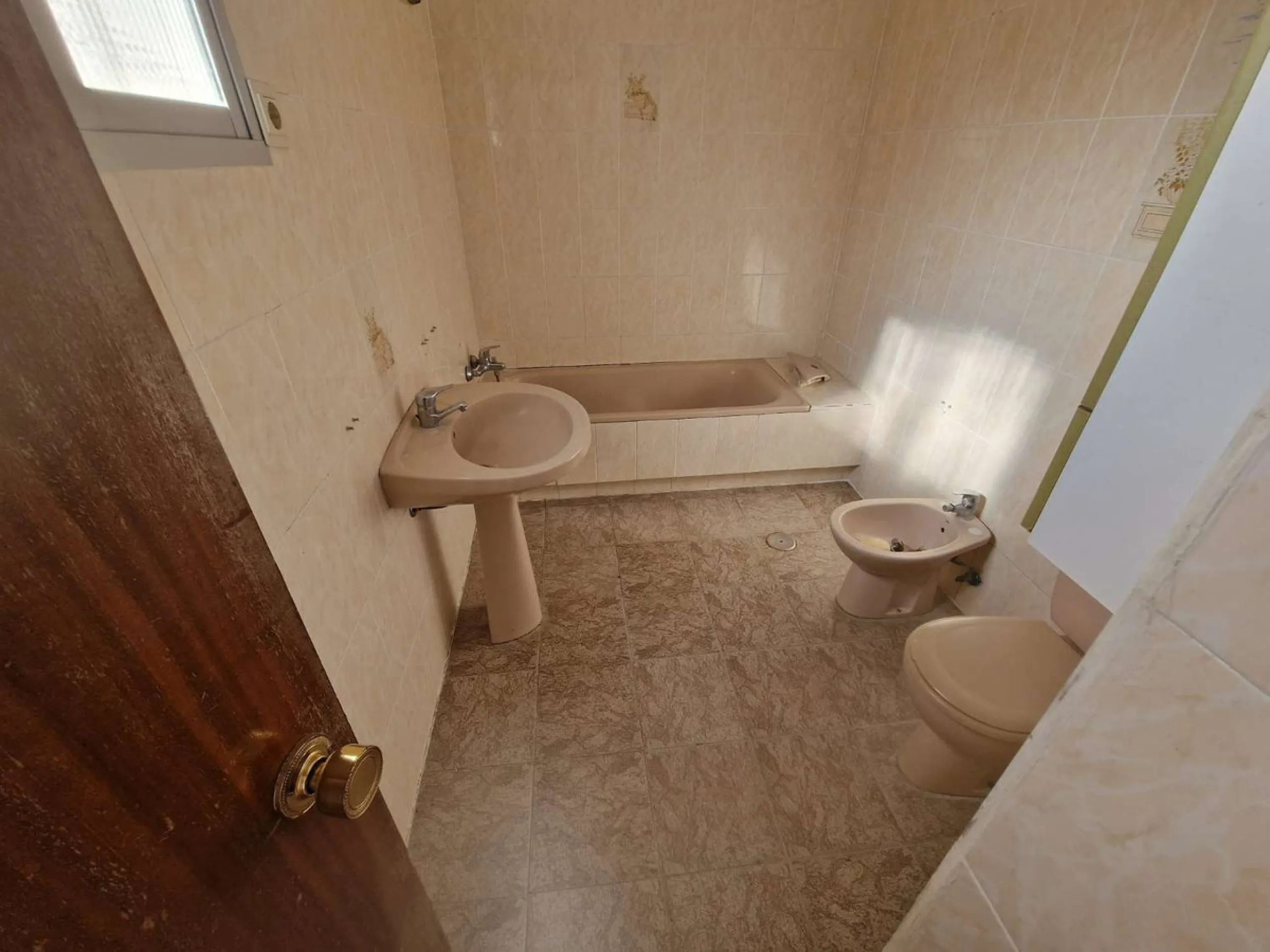 For sale very spacious house in the center of a neighborhood of Alora on 5000m2 of plot. It consists of on the ground floor of a living room, a separate kitchen, three bedrooms and 1 bathroom; on the first floor there are two bedrooms and 1 bathroom. On t