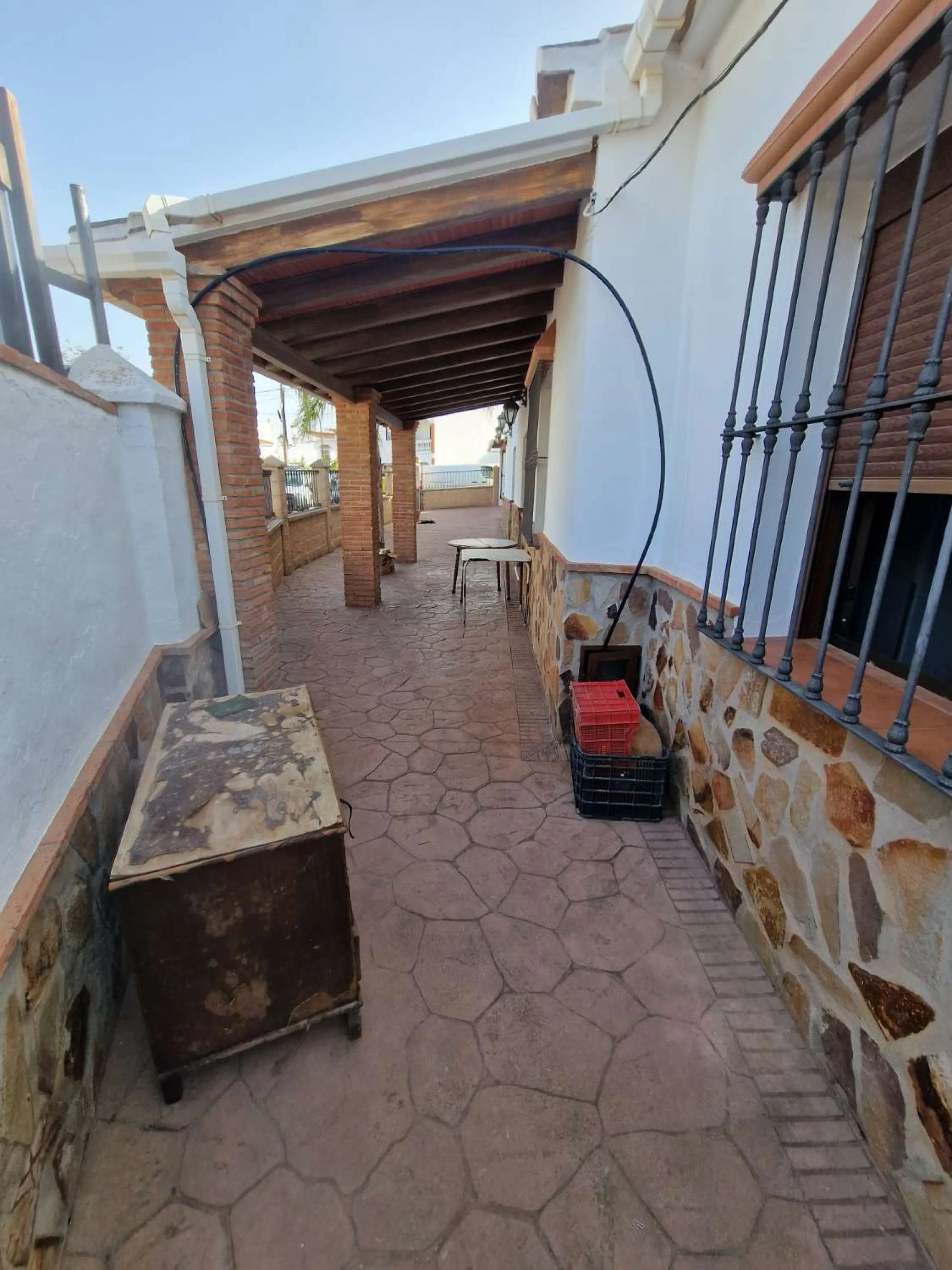 For sale very spacious house in the center of a neighborhood of Alora on 5000m2 of plot. It consists of on the ground floor of a living room, a separate kitchen, three bedrooms and 1 bathroom; on the first floor there are two bedrooms and 1 bathroom. On t
