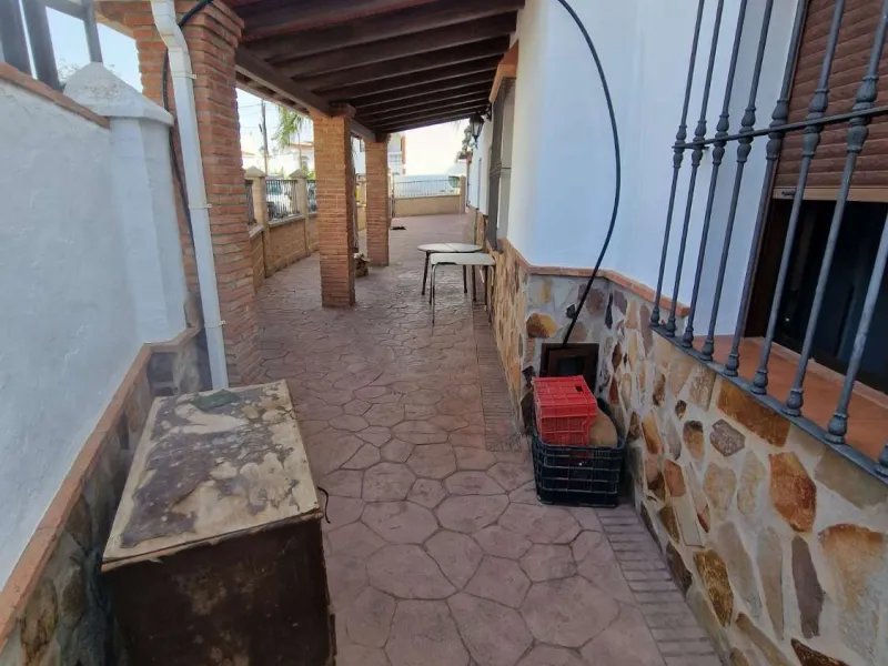 For sale very spacious house in the center of a neighborhood of Alora on 5000m2 of plot. It consists of on the ground floor of a living room, a separate kitchen, three bedrooms and 1 bathroom; on the first floor there are two bedrooms and 1 bathroom. On t
