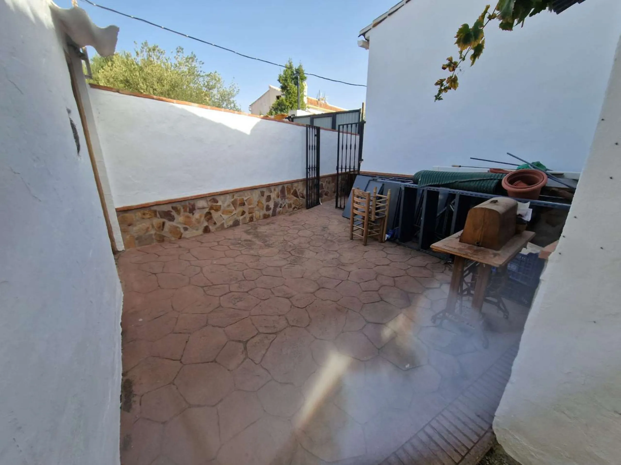 For sale very spacious house in the center of a neighborhood of Alora on 5000m2 of plot. It consists of on the ground floor of a living room, a separate kitchen, three bedrooms and 1 bathroom; on the first floor there are two bedrooms and 1 bathroom. On t