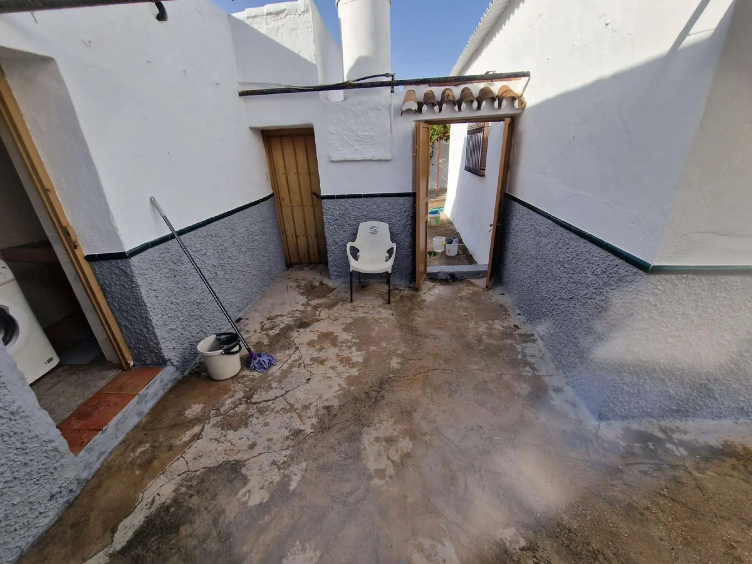 For sale very spacious house in the center of a neighborhood of Alora on 5000m2 of plot. It consists of on the ground floor of a living room, a separate kitchen, three bedrooms and 1 bathroom; on the first floor there are two bedrooms and 1 bathroom. On t