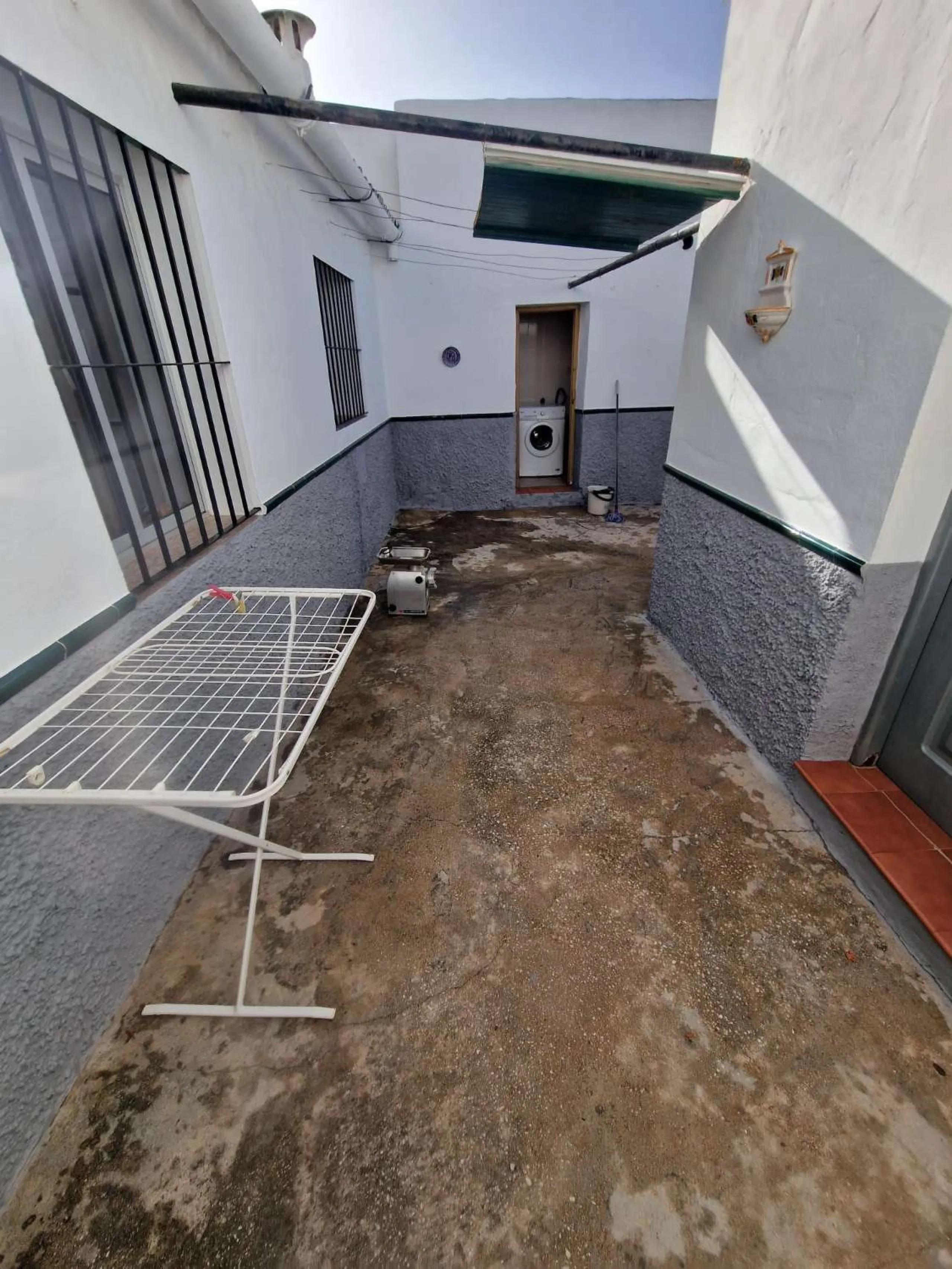 For sale very spacious house in the center of a neighborhood of Alora on 5000m2 of plot. It consists of on the ground floor of a living room, a separate kitchen, three bedrooms and 1 bathroom; on the first floor there are two bedrooms and 1 bathroom. On t