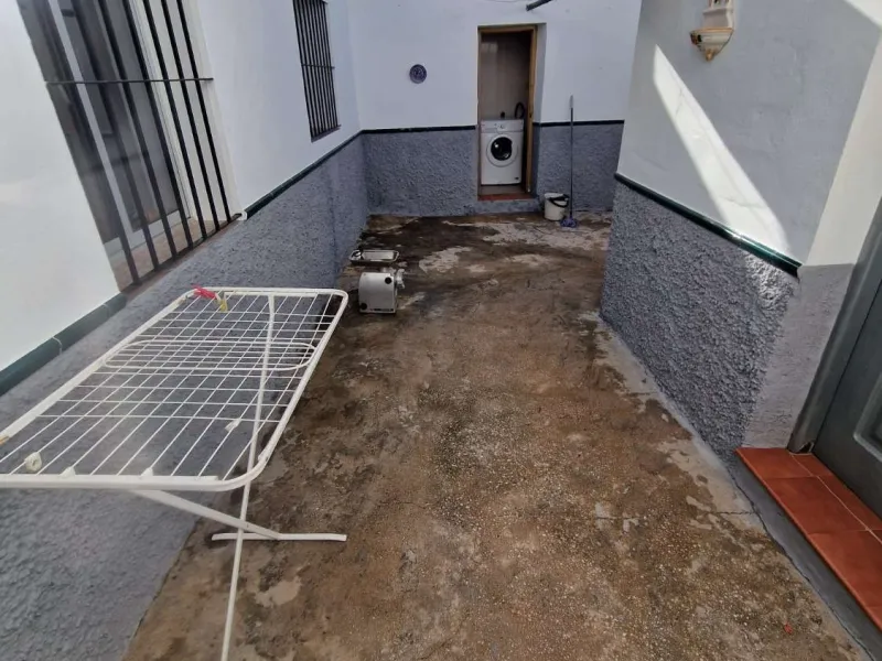 For sale very spacious house in the center of a neighborhood of Alora on 5000m2 of plot. It consists of on the ground floor of a living room, a separate kitchen, three bedrooms and 1 bathroom; on the first floor there are two bedrooms and 1 bathroom. On t
