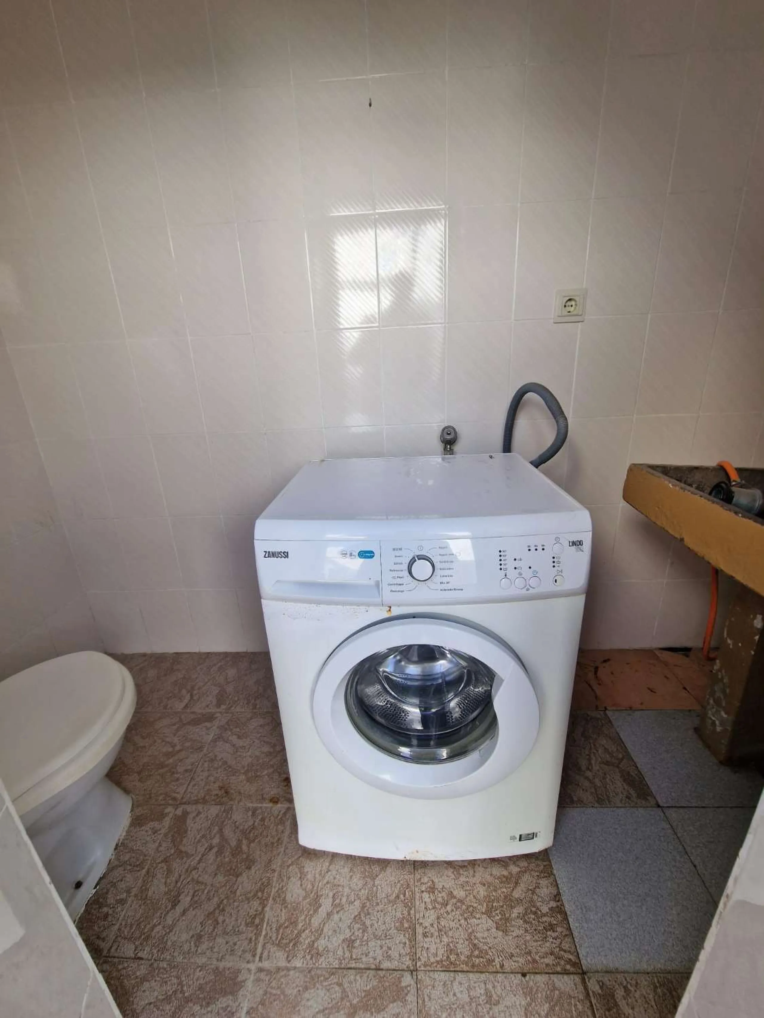 For sale very spacious house in the center of a neighborhood of Alora on 5000m2 of plot. It consists of on the ground floor of a living room, a separate kitchen, three bedrooms and 1 bathroom; on the first floor there are two bedrooms and 1 bathroom. On t