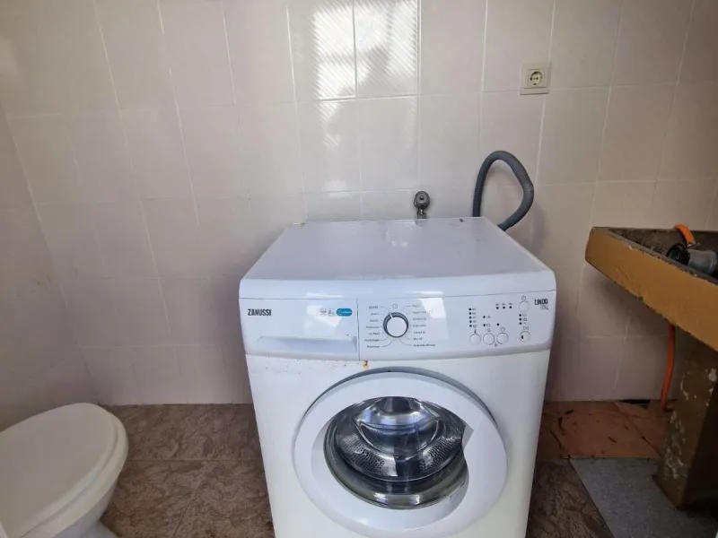 For sale very spacious house in the center of a neighborhood of Alora on 5000m2 of plot. It consists of on the ground floor of a living room, a separate kitchen, three bedrooms and 1 bathroom; on the first floor there are two bedrooms and 1 bathroom. On t