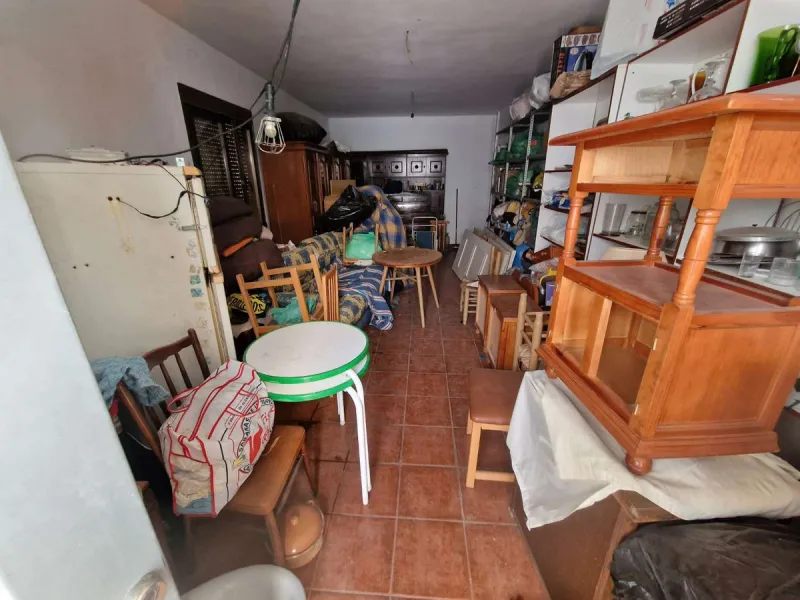 For sale very spacious house in the center of a neighborhood of Alora on 5000m2 of plot. It consists of on the ground floor of a living room, a separate kitchen, three bedrooms and 1 bathroom; on the first floor there are two bedrooms and 1 bathroom. On t