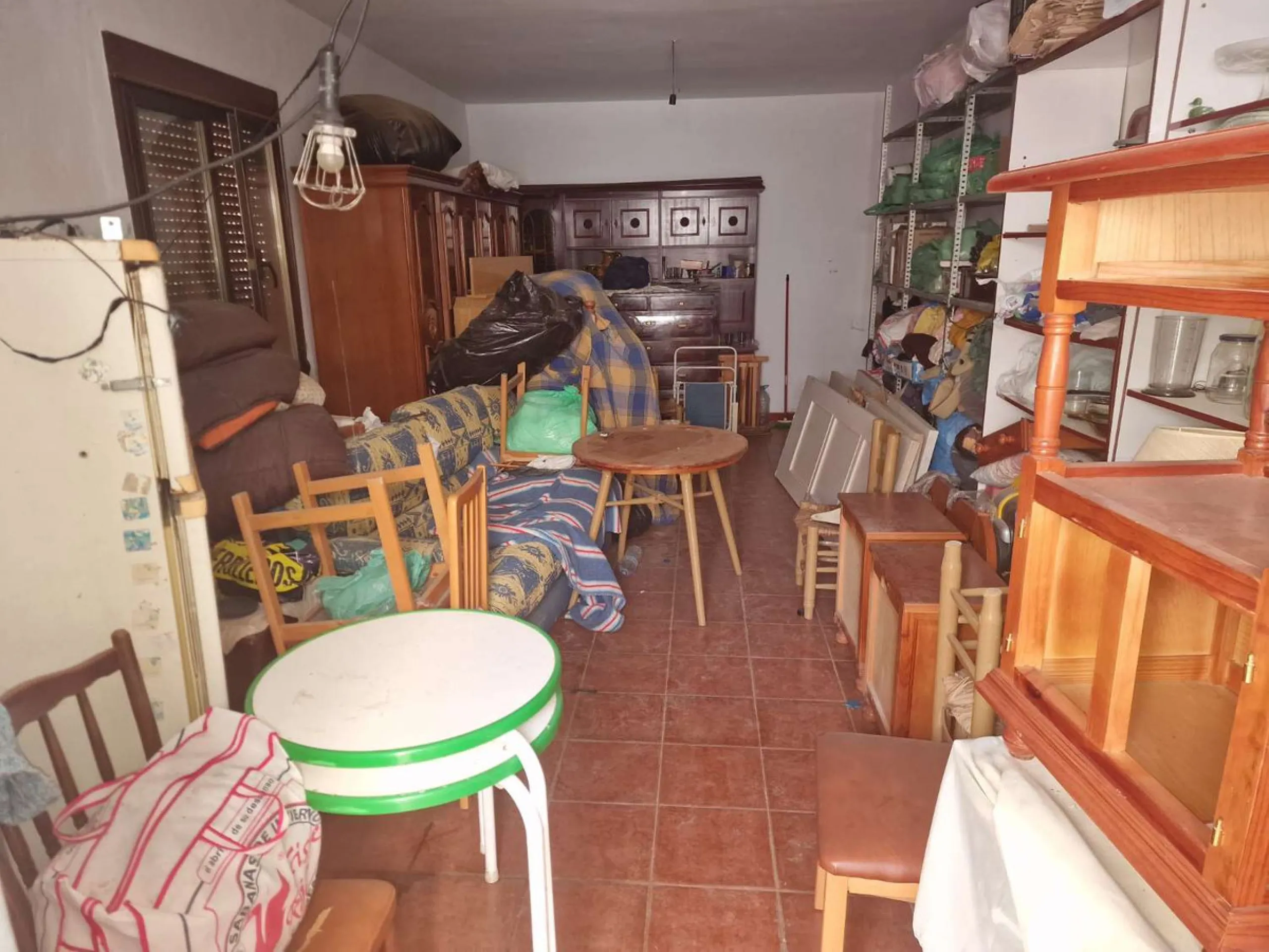 For sale very spacious house in the center of a neighborhood of Alora on 5000m2 of plot. It consists of on the ground floor of a living room, a separate kitchen, three bedrooms and 1 bathroom; on the first floor there are two bedrooms and 1 bathroom. On t