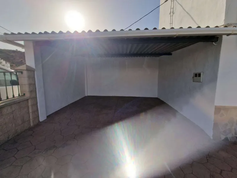 For sale very spacious house in the center of a neighborhood of Alora on 5000m2 of plot. It consists of on the ground floor of a living room, a separate kitchen, three bedrooms and 1 bathroom; on the first floor there are two bedrooms and 1 bathroom. On t