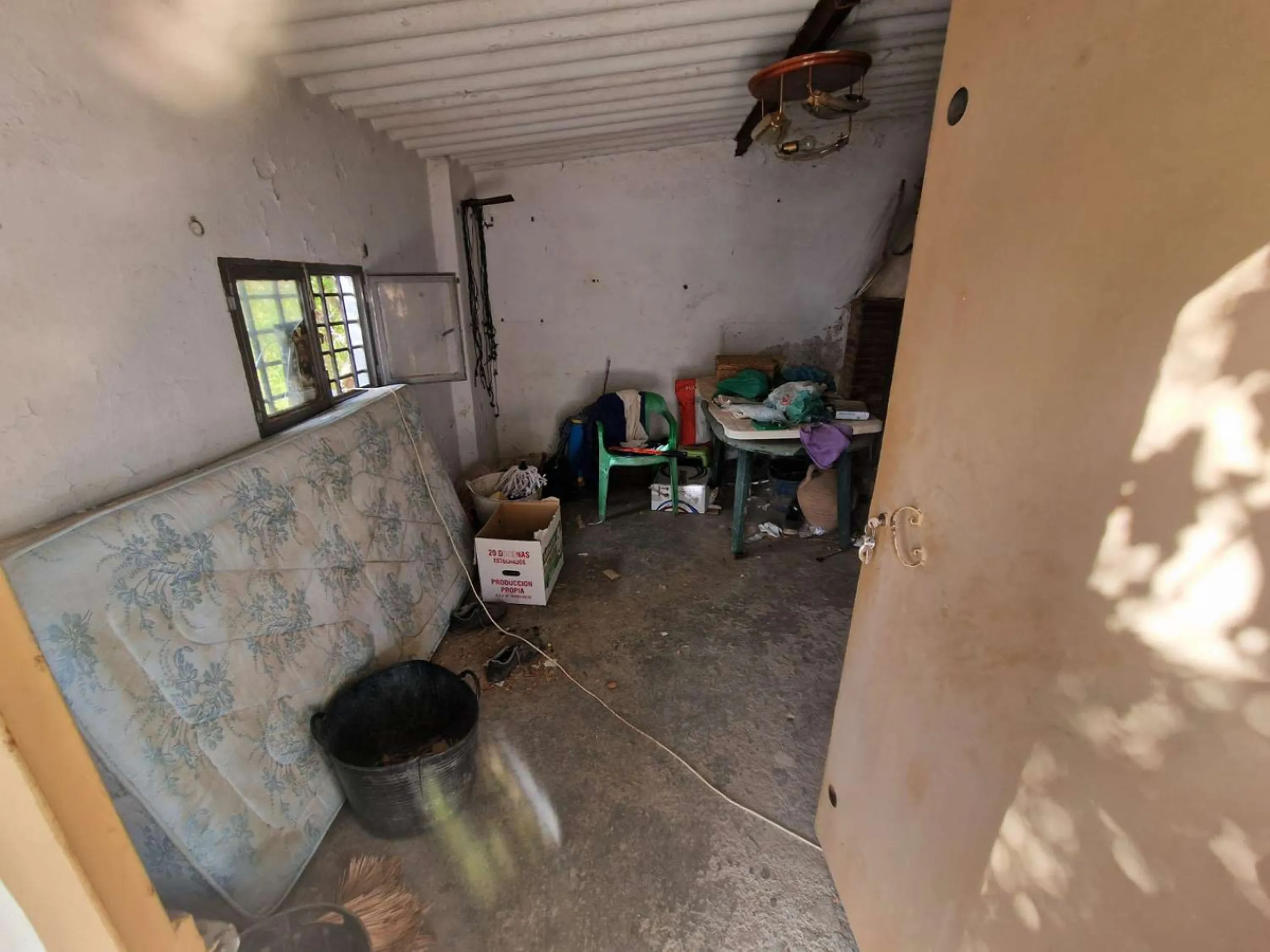 For sale very spacious house in the center of a neighborhood of Alora on 5000m2 of plot. It consists of on the ground floor of a living room, a separate kitchen, three bedrooms and 1 bathroom; on the first floor there are two bedrooms and 1 bathroom. On t
