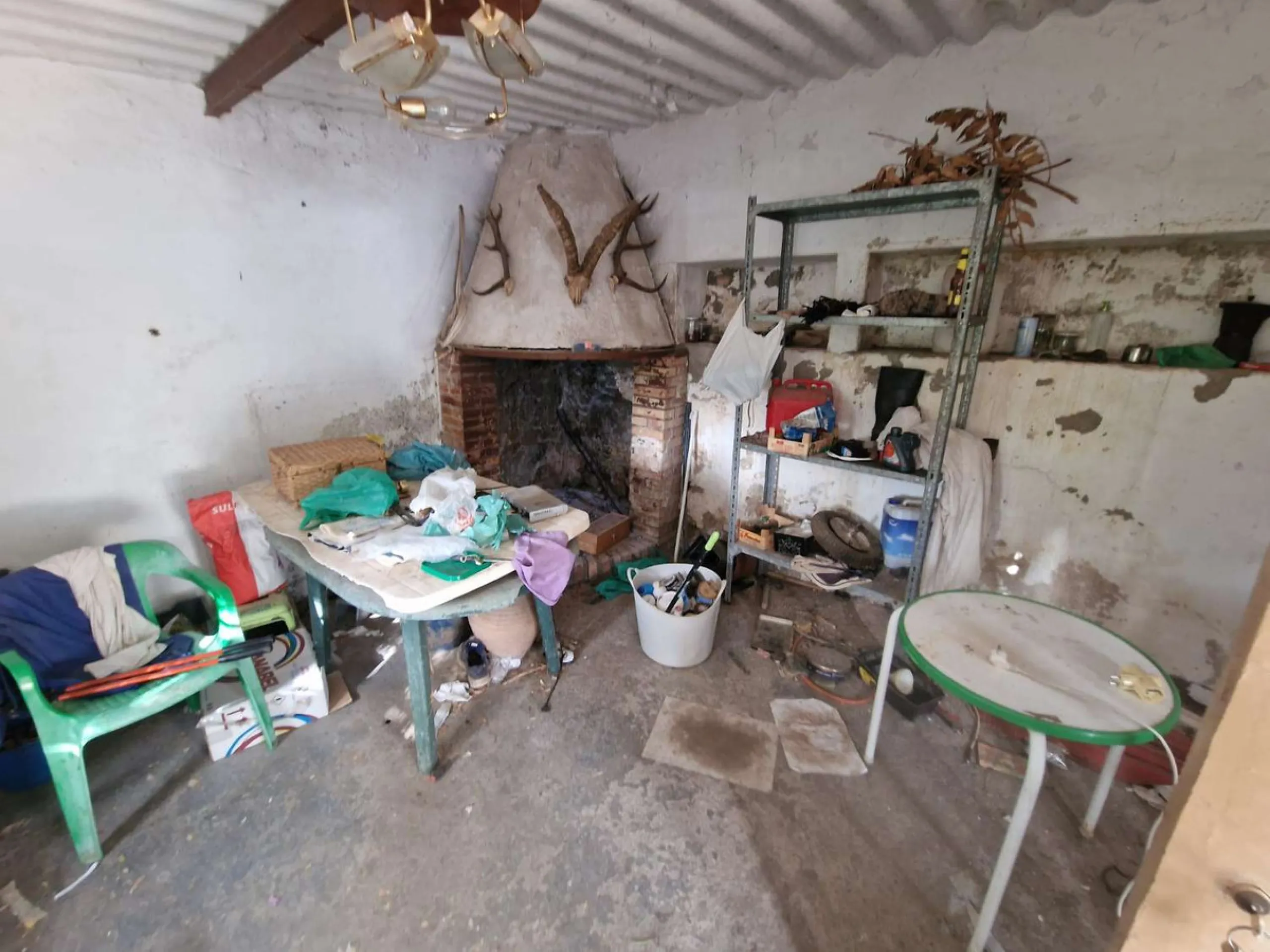 For sale very spacious house in the center of a neighborhood of Alora on 5000m2 of plot. It consists of on the ground floor of a living room, a separate kitchen, three bedrooms and 1 bathroom; on the first floor there are two bedrooms and 1 bathroom. On t