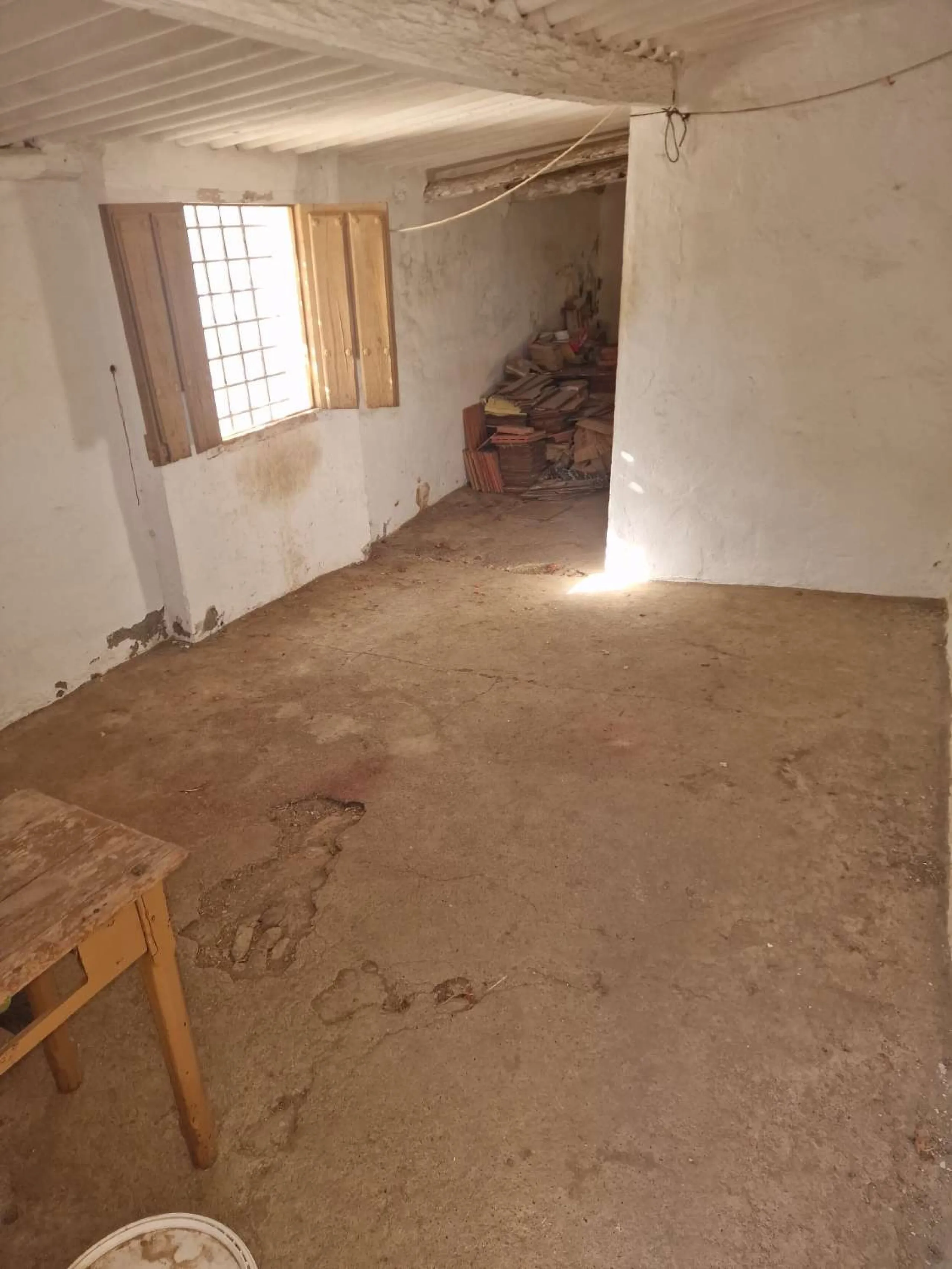 For sale very spacious house in the center of a neighborhood of Alora on 5000m2 of plot. It consists of on the ground floor of a living room, a separate kitchen, three bedrooms and 1 bathroom; on the first floor there are two bedrooms and 1 bathroom. On t