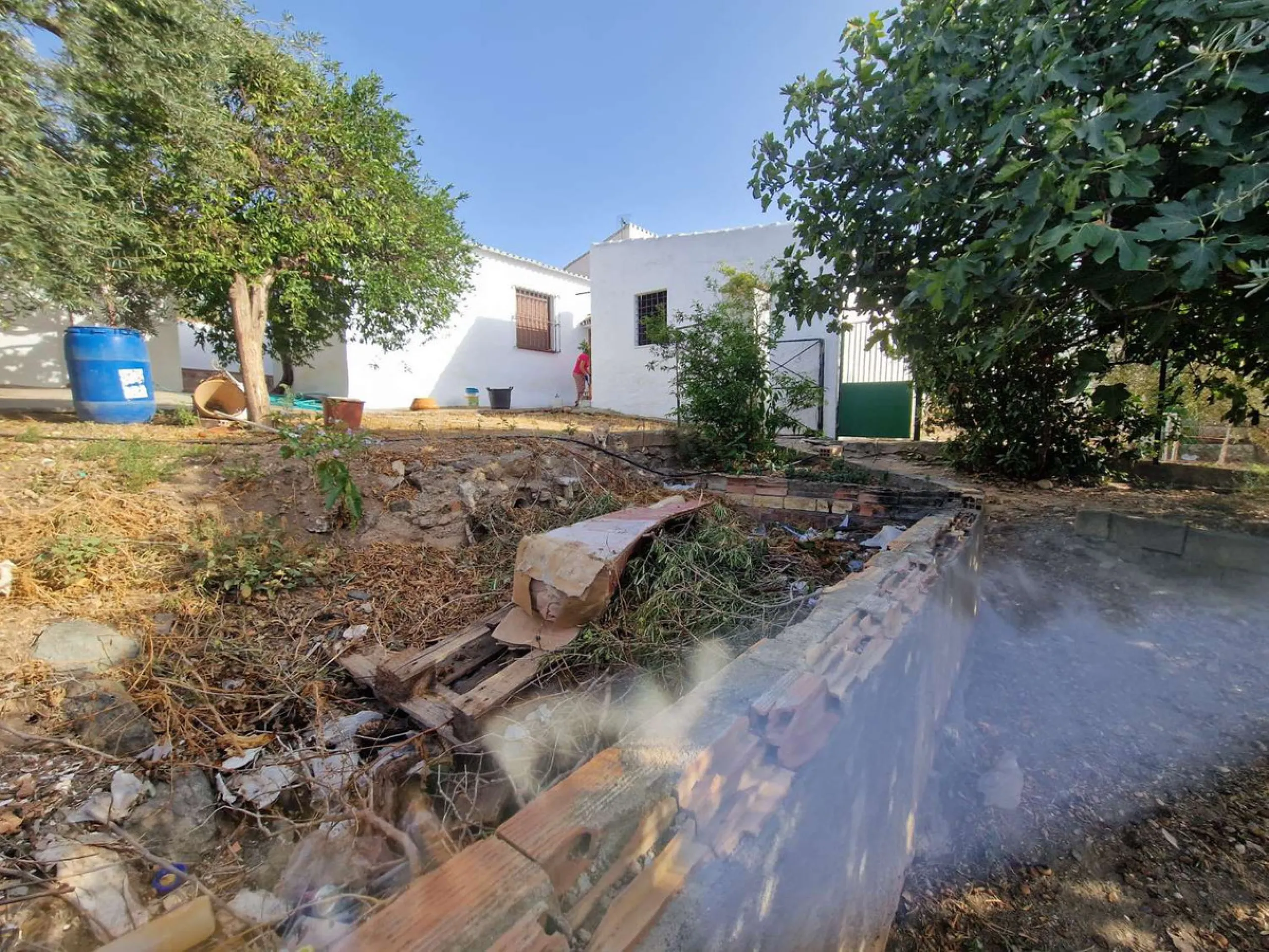 For sale very spacious house in the center of a neighborhood of Alora on 5000m2 of plot. It consists of on the ground floor of a living room, a separate kitchen, three bedrooms and 1 bathroom; on the first floor there are two bedrooms and 1 bathroom. On t