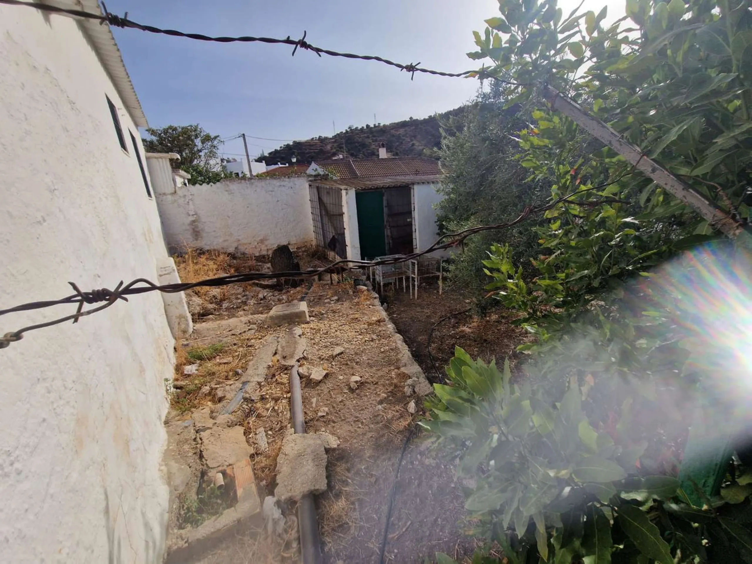 For sale very spacious house in the center of a neighborhood of Alora on 5000m2 of plot. It consists of on the ground floor of a living room, a separate kitchen, three bedrooms and 1 bathroom; on the first floor there are two bedrooms and 1 bathroom. On t