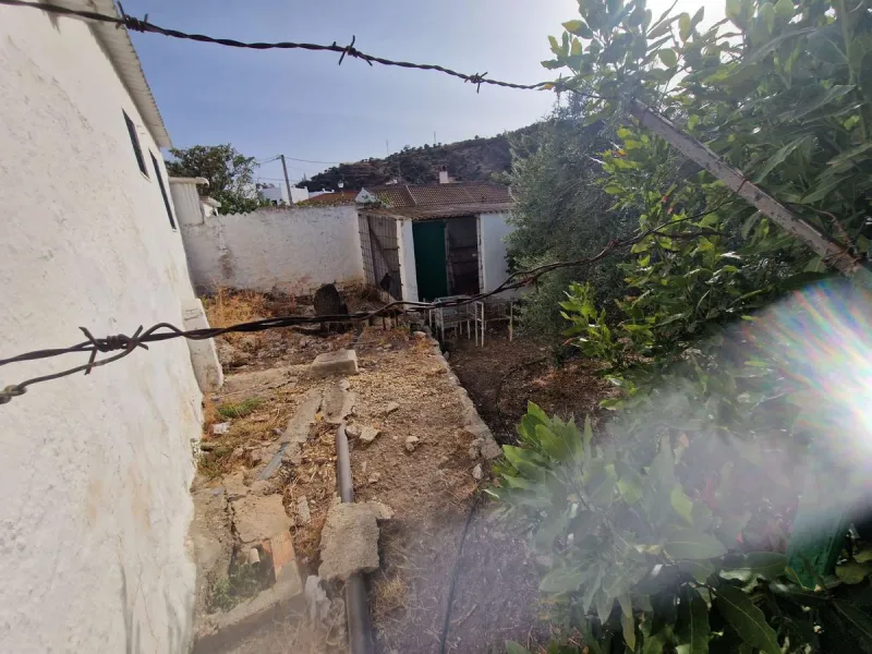 For sale very spacious house in the center of a neighborhood of Alora on 5000m2 of plot. It consists of on the ground floor of a living room, a separate kitchen, three bedrooms and 1 bathroom; on the first floor there are two bedrooms and 1 bathroom. On t