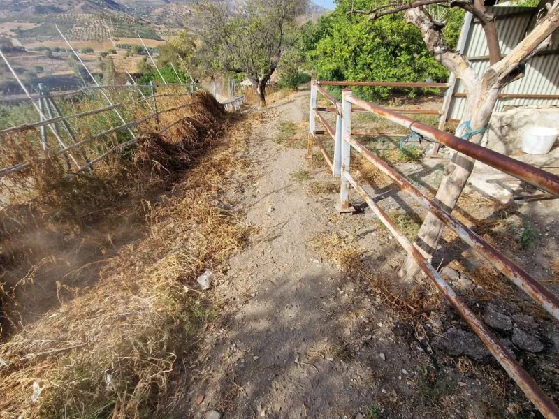 For sale very spacious house in the center of a neighborhood of Alora on 5000m2 of plot. It consists of on the ground floor of a living room, a separate kitchen, three bedrooms and 1 bathroom; on the first floor there are two bedrooms and 1 bathroom. On t