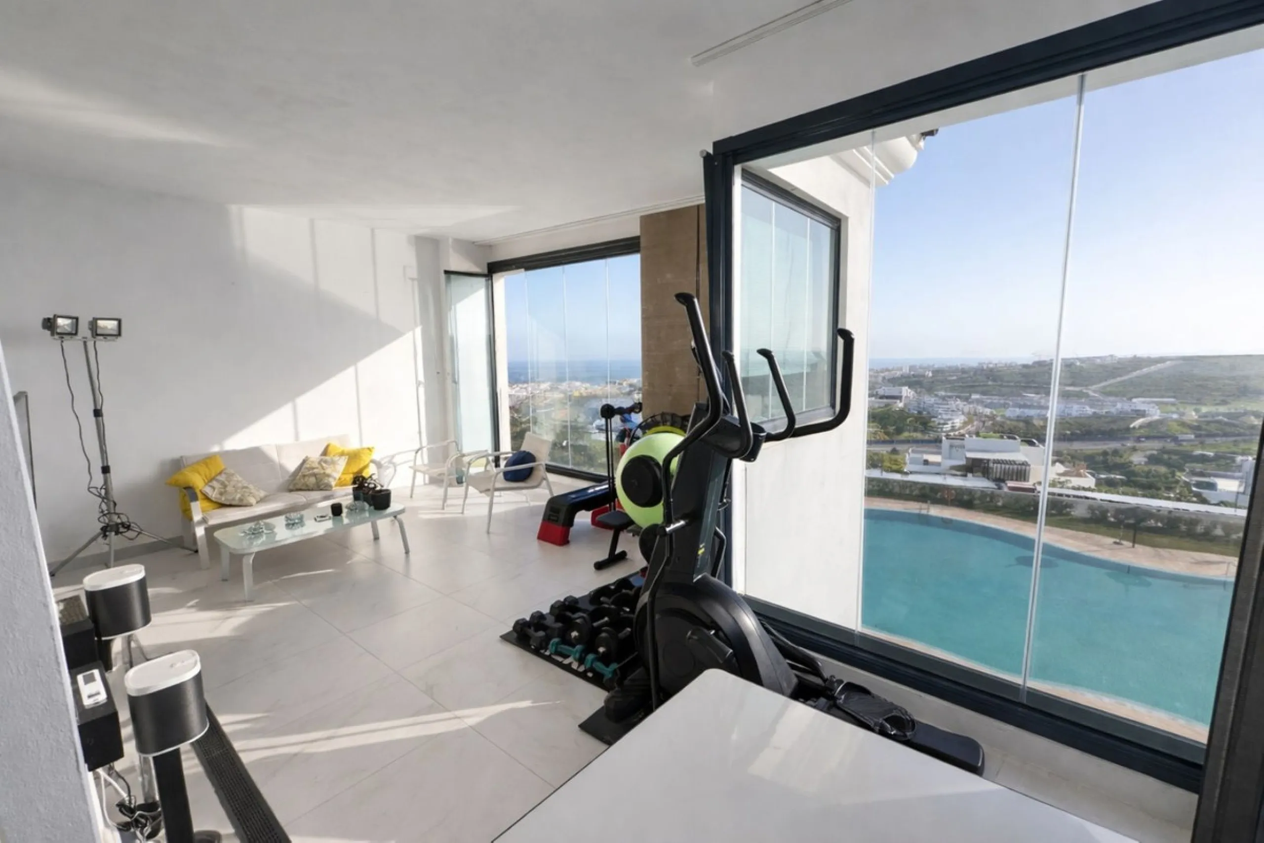 Apartment - Middle Floor Apartment в продаже в Estepona, Málaga. В доме 2 спален и 2 ванных комнат. Площадь дома 138 м²