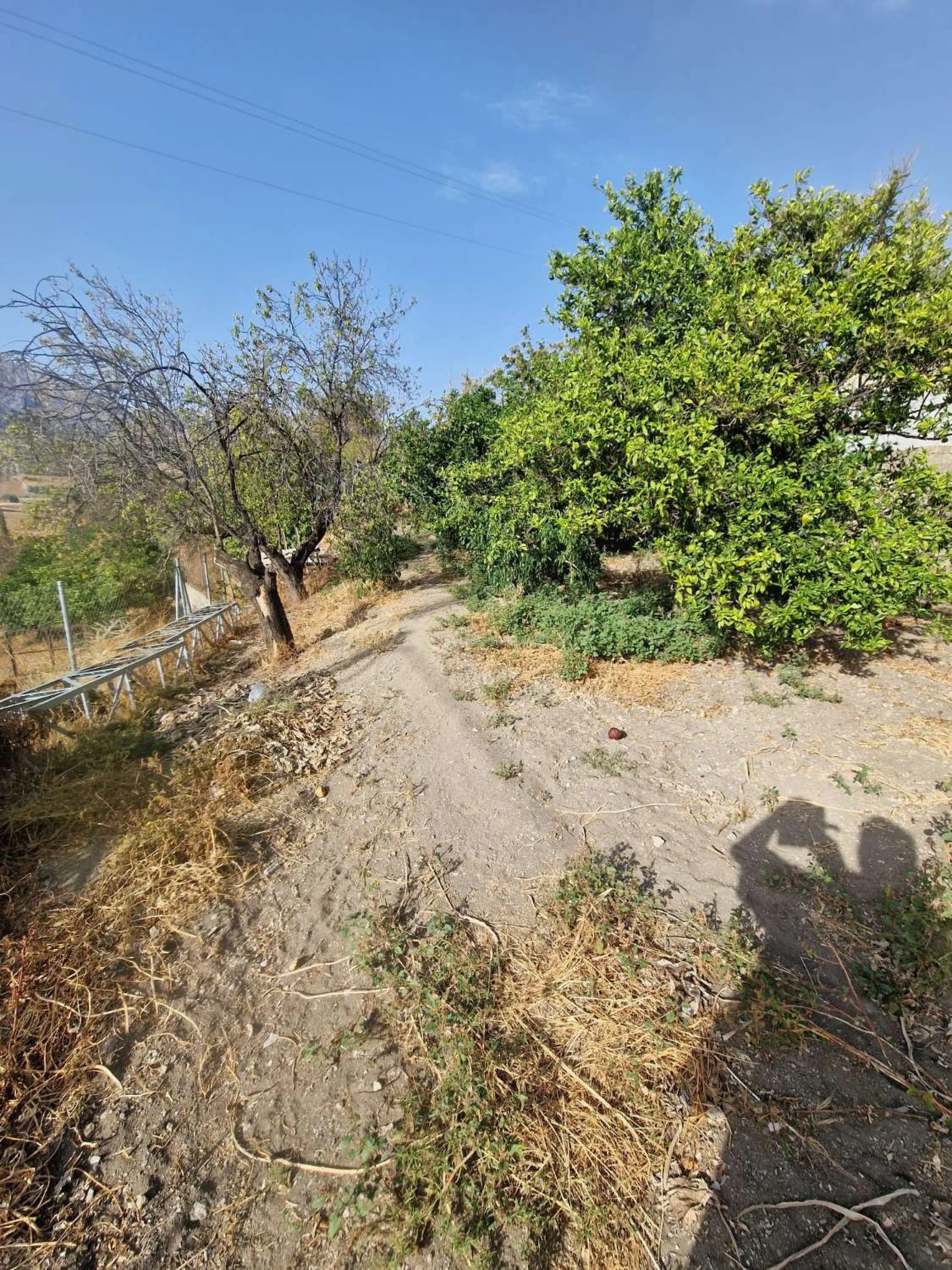 For sale very spacious house in the center of a neighborhood of Alora on 5000m2 of plot. It consists of on the ground floor of a living room, a separate kitchen, three bedrooms and 1 bathroom; on the first floor there are two bedrooms and 1 bathroom. On t
