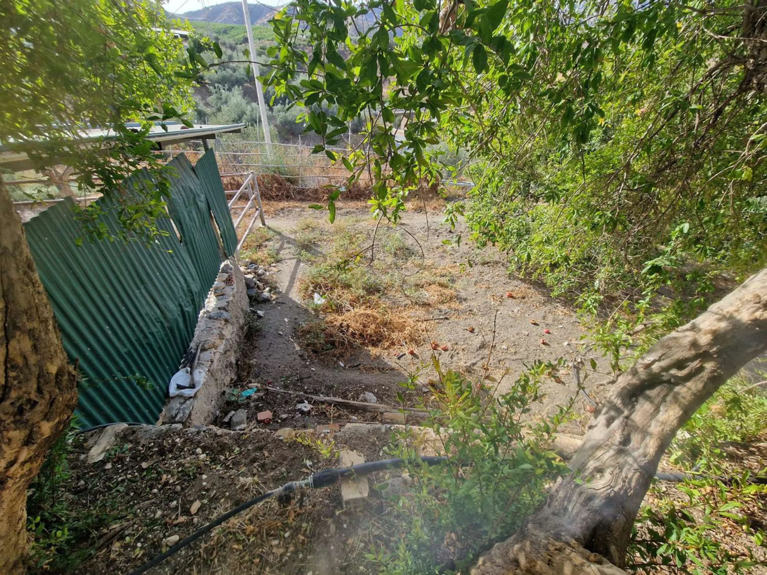 For sale very spacious house in the center of a neighborhood of Alora on 5000m2 of plot. It consists of on the ground floor of a living room, a separate kitchen, three bedrooms and 1 bathroom; on the first floor there are two bedrooms and 1 bathroom. On t