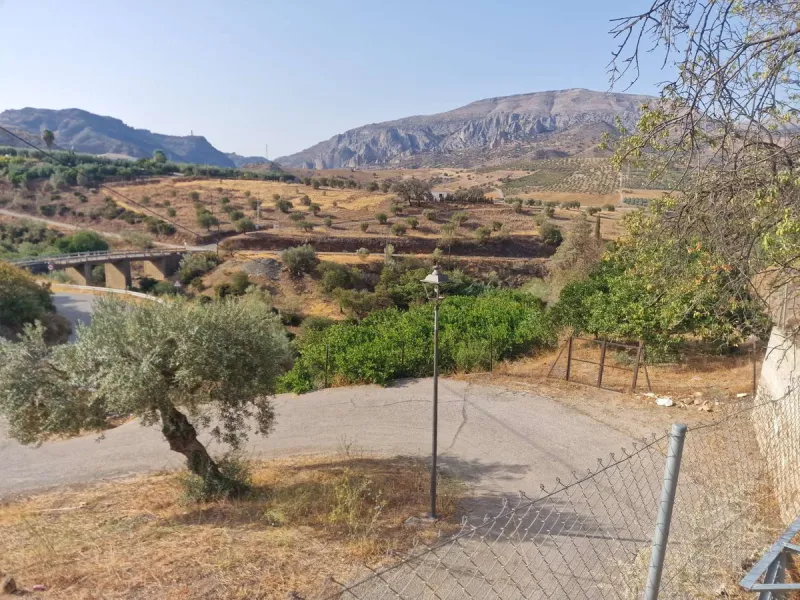 For sale very spacious house in the center of a neighborhood of Alora on 5000m2 of plot. It consists of on the ground floor of a living room, a separate kitchen, three bedrooms and 1 bathroom; on the first floor there are two bedrooms and 1 bathroom. On t