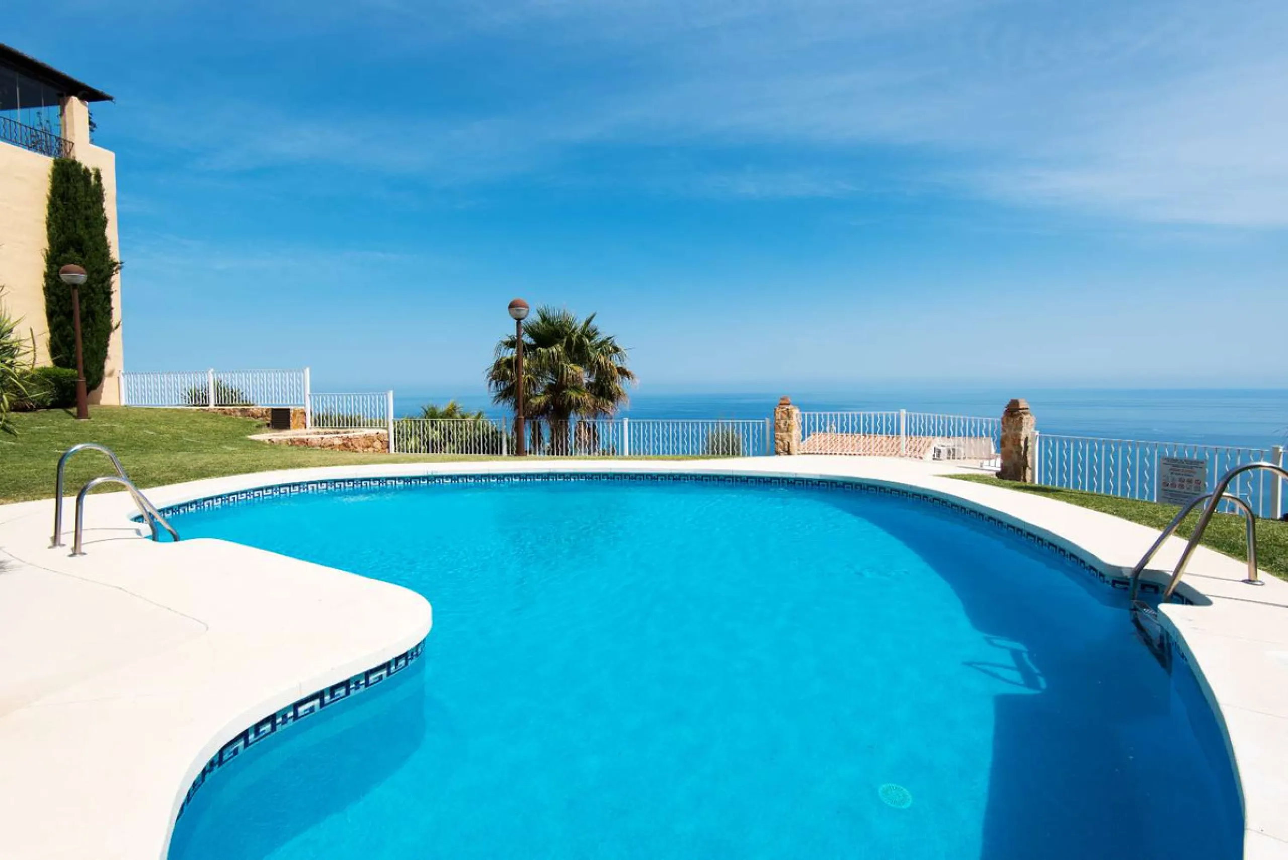 Exclusive property for sale in a luxury residential complex in the Buddhist stupa area in Benalmadena. We find this property completely renovated with the best qualities and design to offer us a modern and cozy atmosphere. It has 110 m2 built distributed 