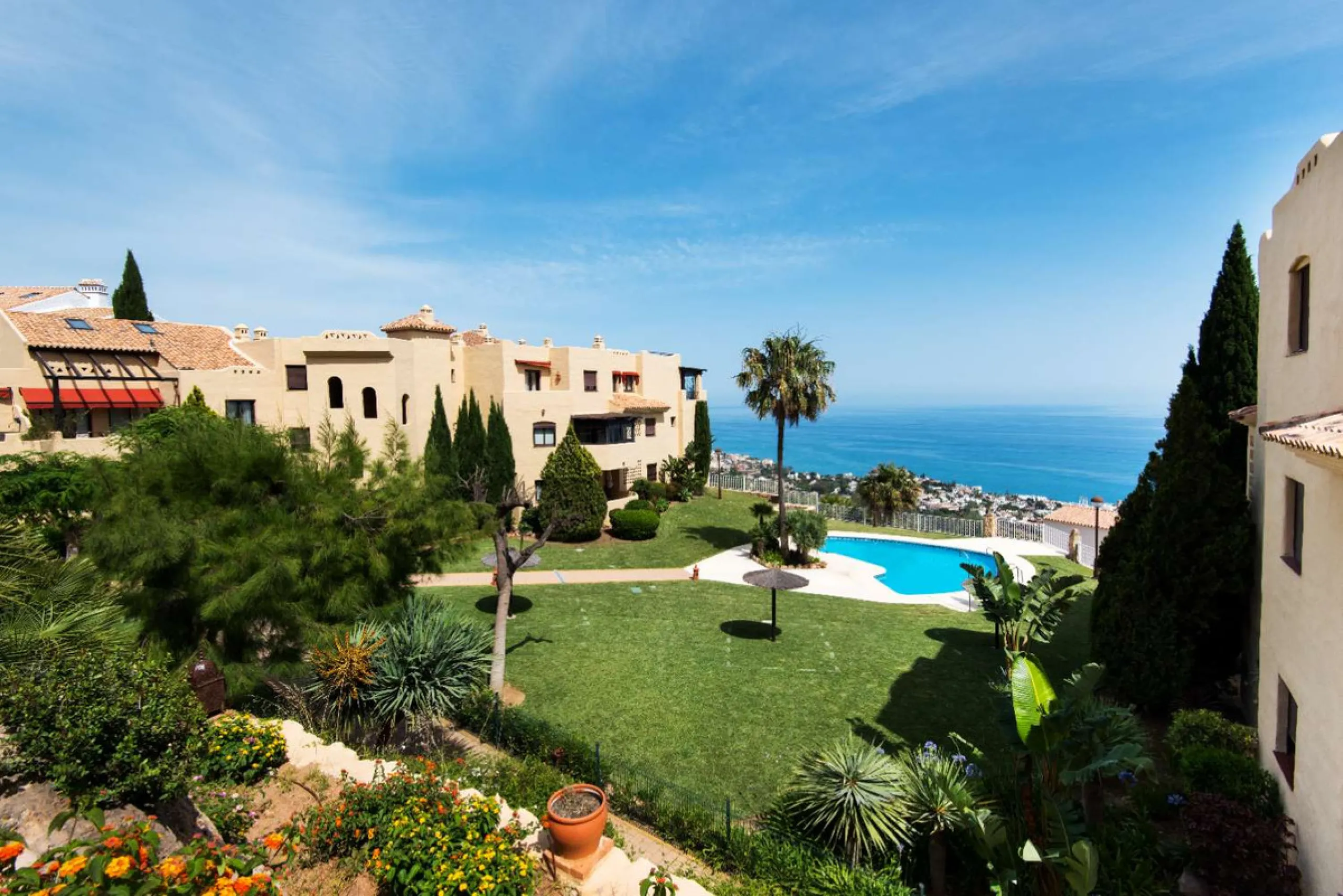 Exclusive property for sale in a luxury residential complex in the Buddhist stupa area in Benalmadena. We find this property completely renovated with the best qualities and design to offer us a modern and cozy atmosphere. It has 110 m2 built distributed 
