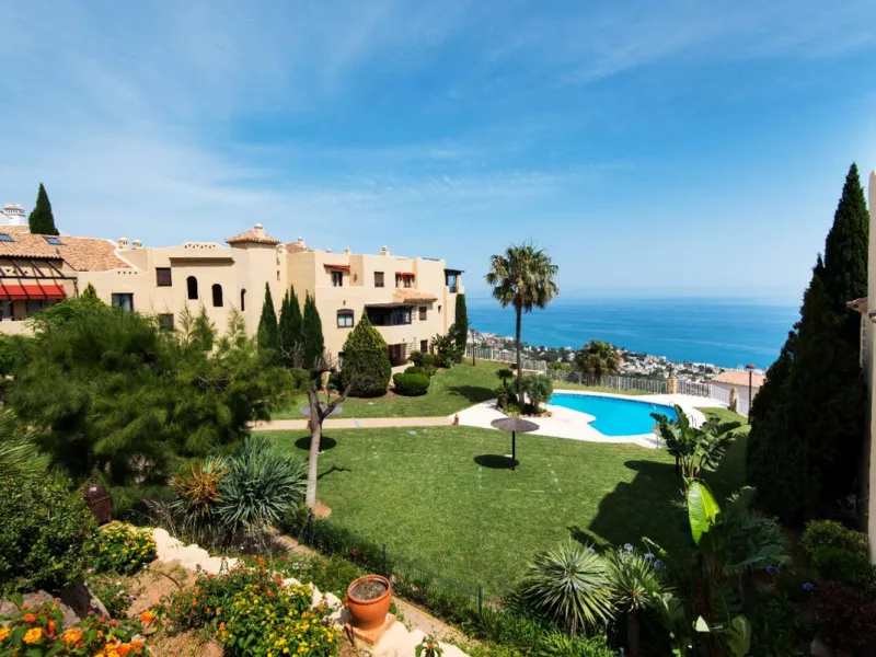 Exclusive property for sale in a luxury residential complex in the Buddhist stupa area in Benalmadena. We find this property completely renovated with the best qualities and design to offer us a modern and cozy atmosphere. It has 110 m2 built distributed 