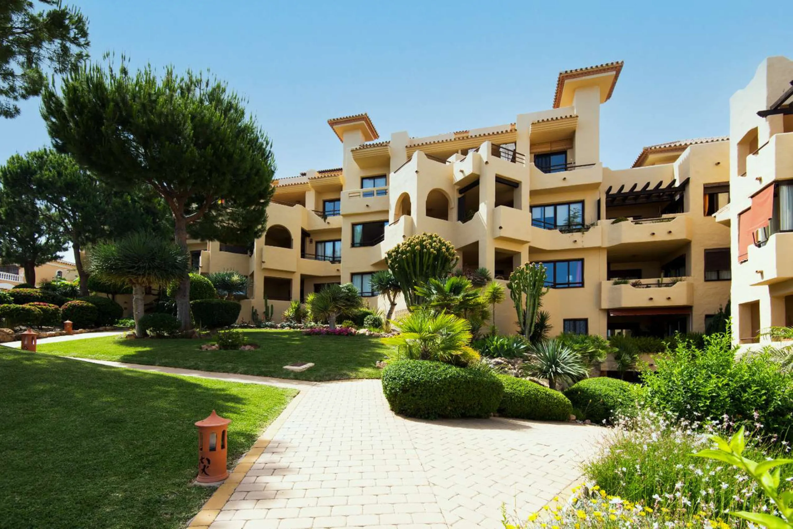 Exclusive property for sale in a luxury residential complex in the Buddhist stupa area in Benalmadena. We find this property completely renovated with the best qualities and design to offer us a modern and cozy atmosphere. It has 110 m2 built distributed 