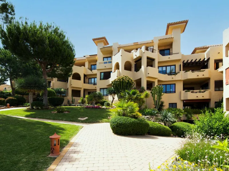 Exclusive property for sale in a luxury residential complex in the Buddhist stupa area in Benalmadena. We find this property completely renovated with the best qualities and design to offer us a modern and cozy atmosphere. It has 110 m2 built distributed 