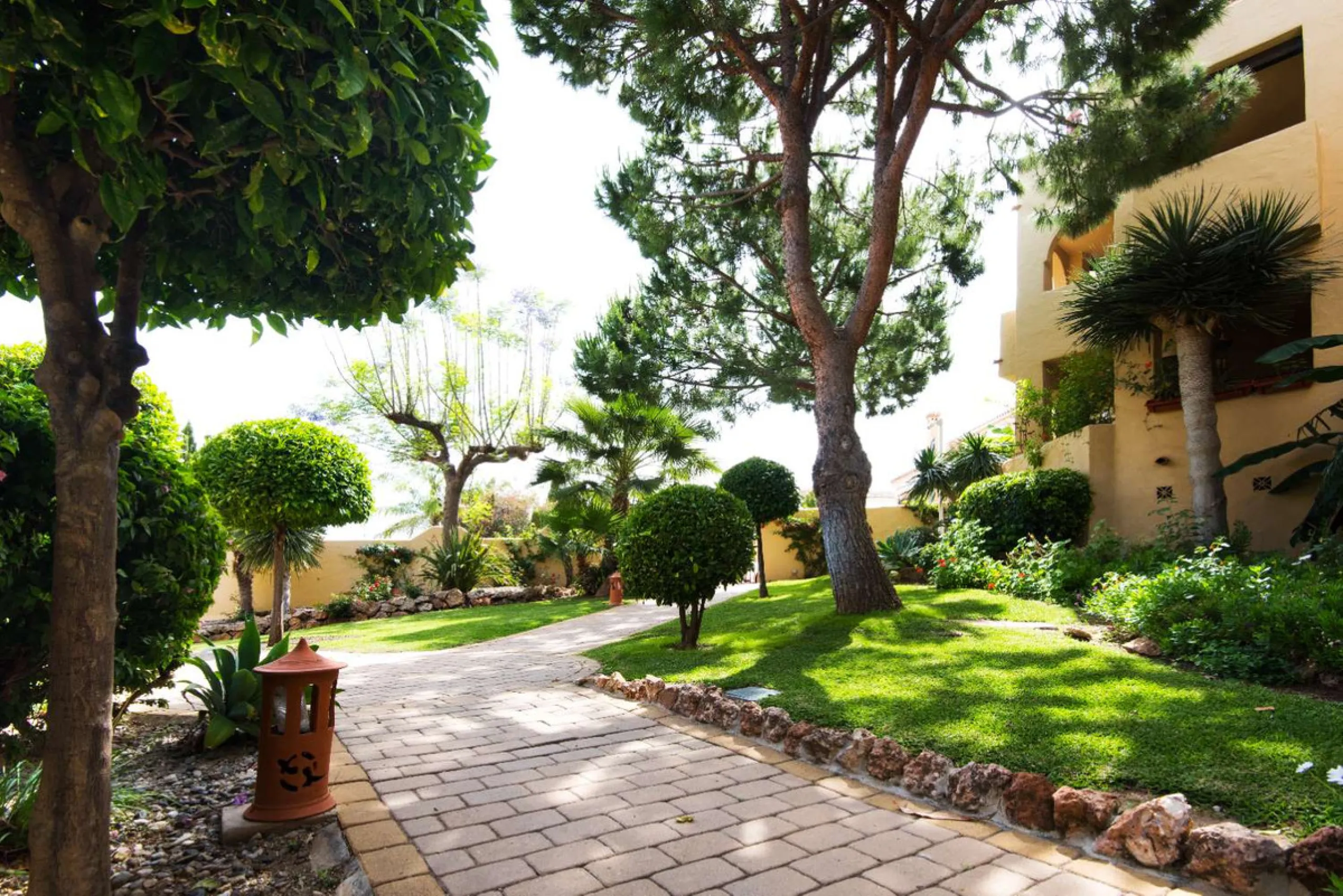Exclusive property for sale in a luxury residential complex in the Buddhist stupa area in Benalmadena. We find this property completely renovated with the best qualities and design to offer us a modern and cozy atmosphere. It has 110 m2 built distributed 