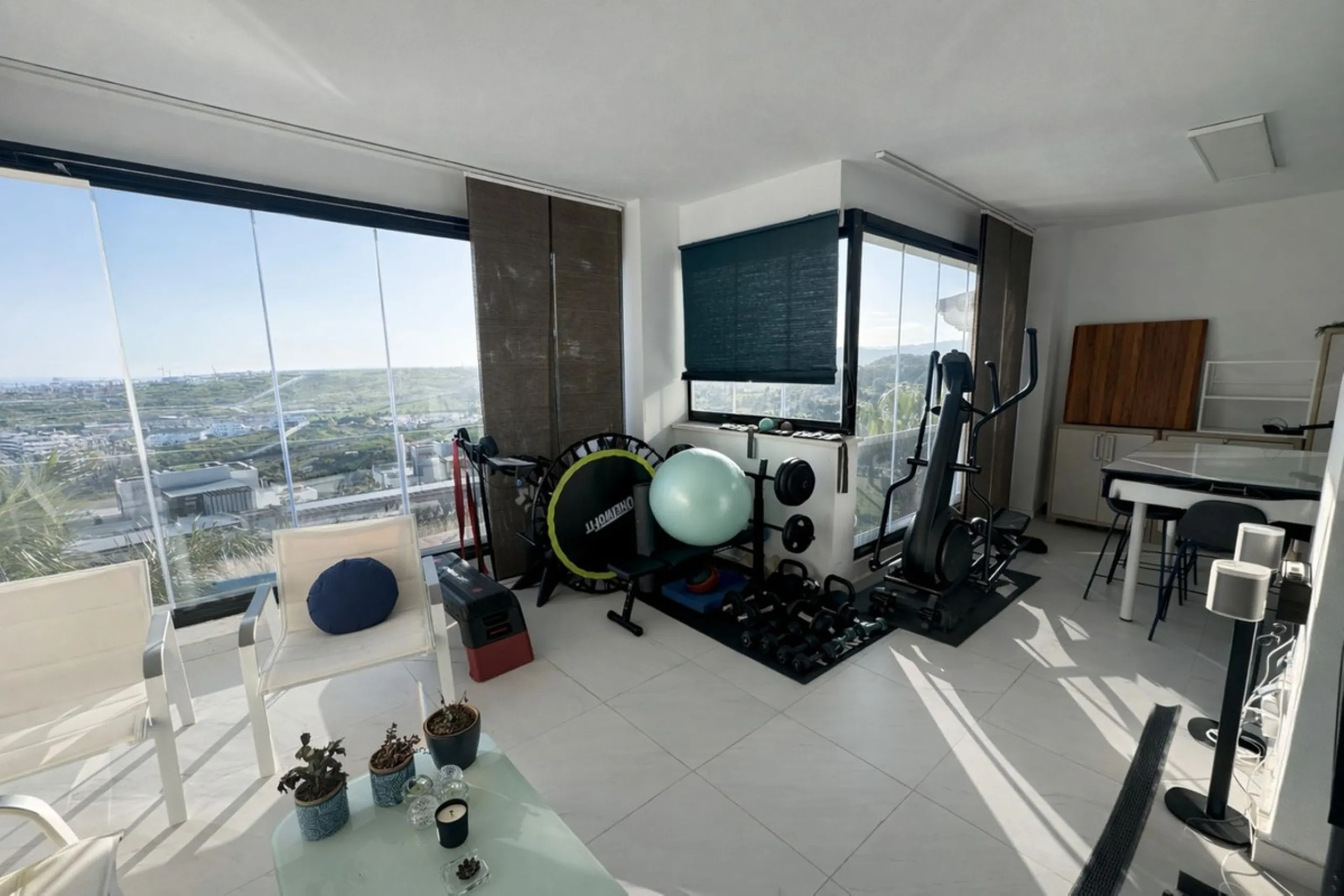 Apartment - Middle Floor Apartment в продаже в Estepona, Málaga. В доме 2 спален и 2 ванных комнат. Площадь дома 138 м²