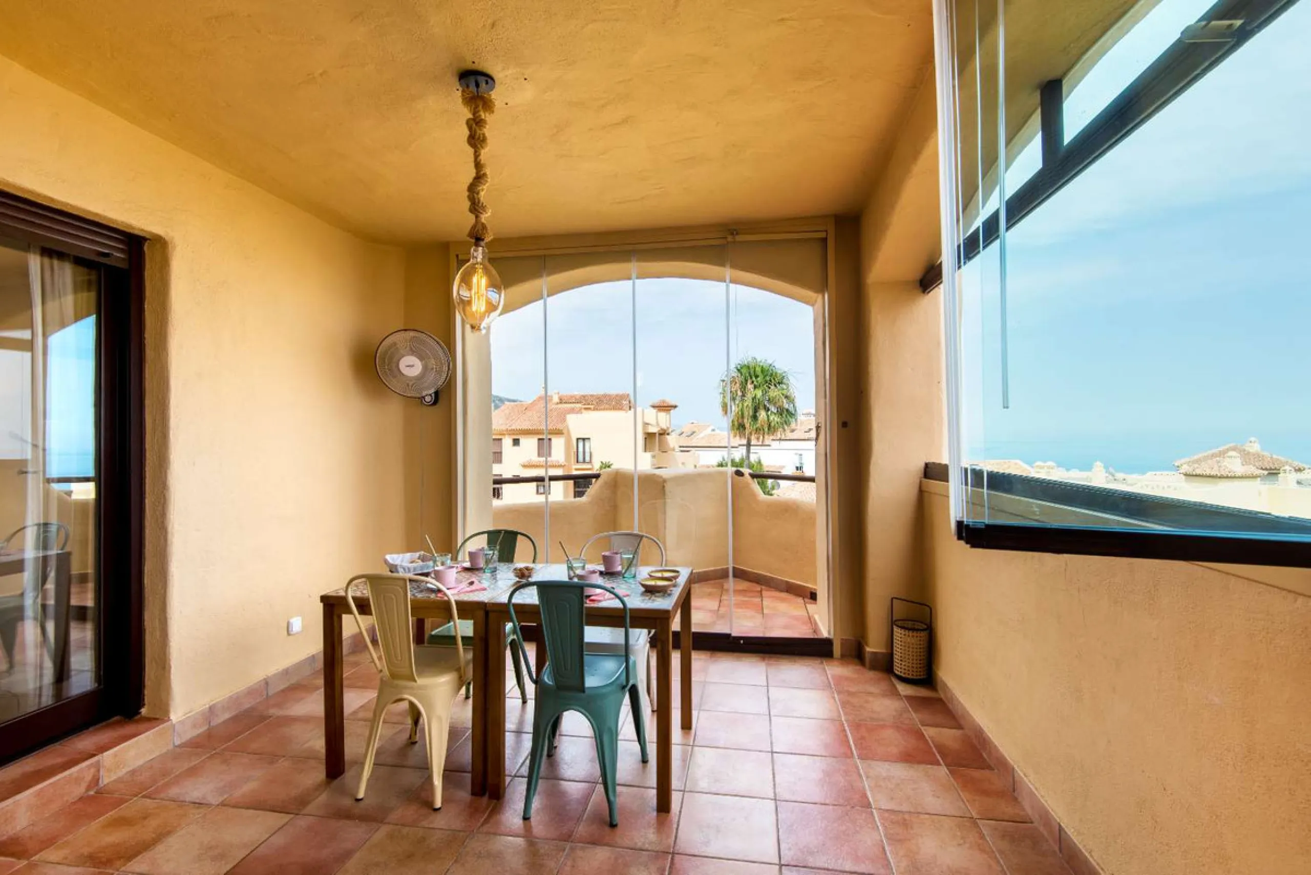 Exclusive property for sale in a luxury residential complex in the Buddhist stupa area in Benalmadena. We find this property completely renovated with the best qualities and design to offer us a modern and cozy atmosphere. It has 110 m2 built distributed 