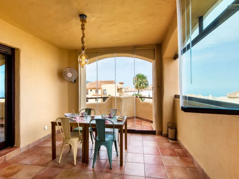 Exclusive property for sale in a luxury residential complex in the Buddhist stupa area in Benalmadena. We find this property completely renovated with the best qualities and design to offer us a modern and cozy atmosphere. It has 110 m2 built distributed 