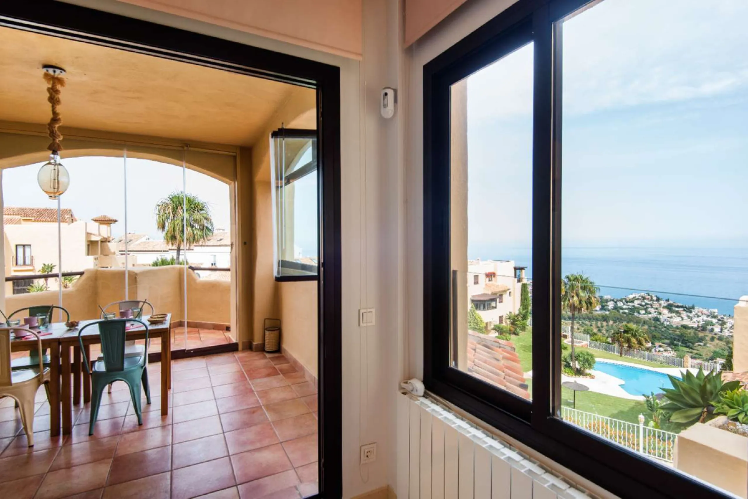 Exclusive property for sale in a luxury residential complex in the Buddhist stupa area in Benalmadena. We find this property completely renovated with the best qualities and design to offer us a modern and cozy atmosphere. It has 110 m2 built distributed 