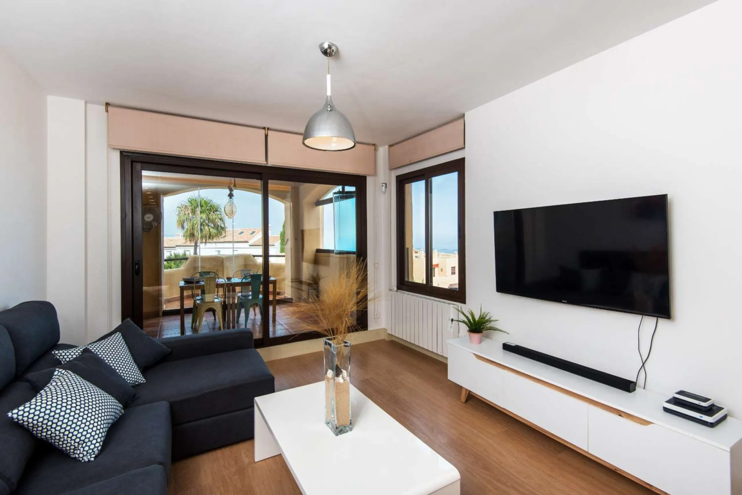 Exclusive property for sale in a luxury residential complex in the Buddhist stupa area in Benalmadena. We find this property completely renovated with the best qualities and design to offer us a modern and cozy atmosphere. It has 110 m2 built distributed 