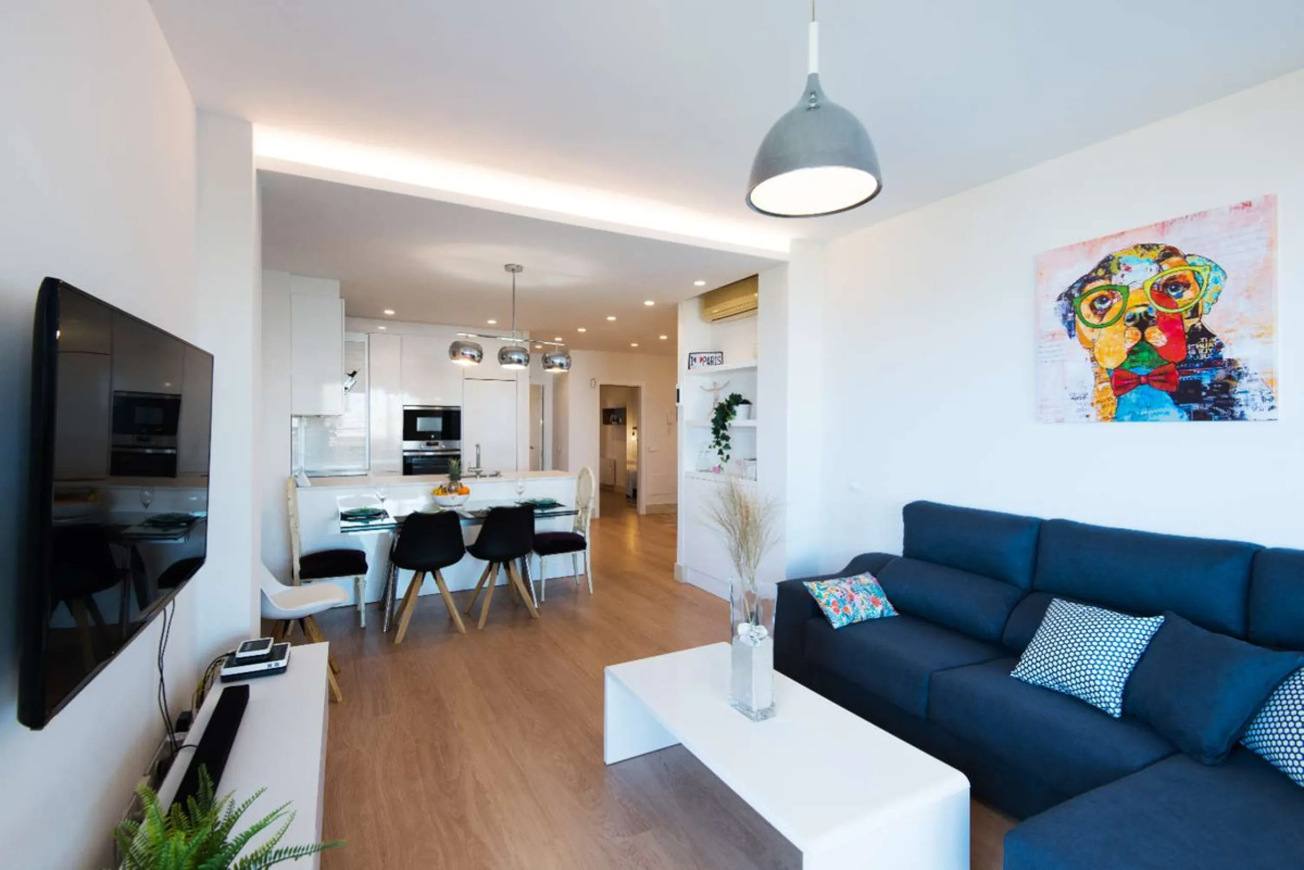 Exclusive property for sale in a luxury residential complex in the Buddhist stupa area in Benalmadena. We find this property completely renovated with the best qualities and design to offer us a modern and cozy atmosphere. It has 110 m2 built distributed 