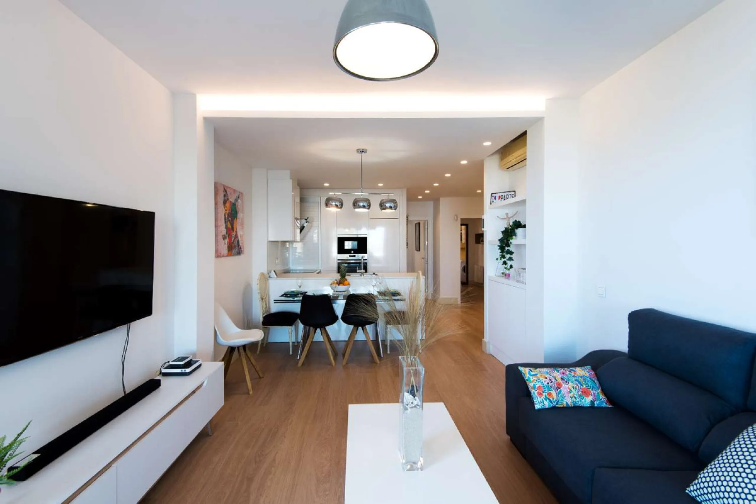 Exclusive property for sale in a luxury residential complex in the Buddhist stupa area in Benalmadena. We find this property completely renovated with the best qualities and design to offer us a modern and cozy atmosphere. It has 110 m2 built distributed 