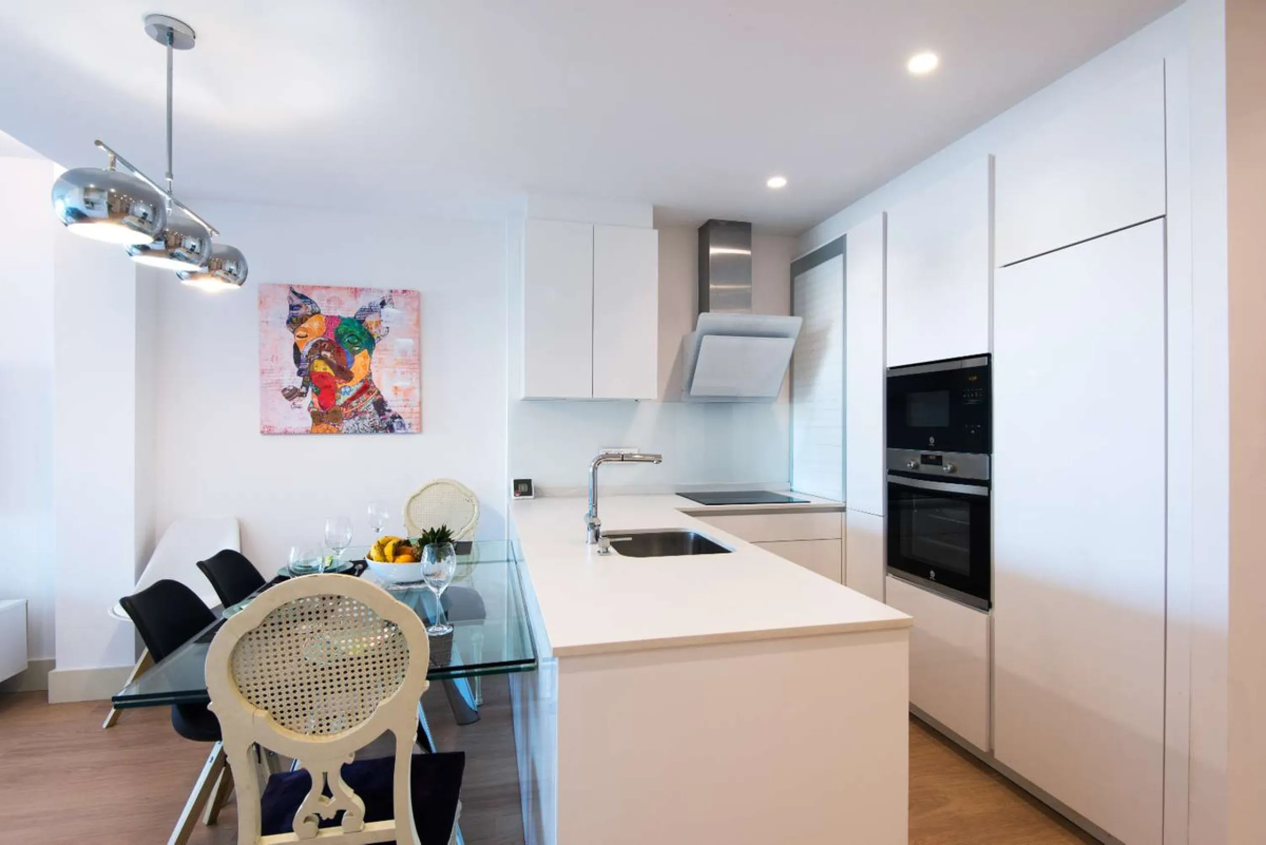 Exclusive property for sale in a luxury residential complex in the Buddhist stupa area in Benalmadena. We find this property completely renovated with the best qualities and design to offer us a modern and cozy atmosphere. It has 110 m2 built distributed 